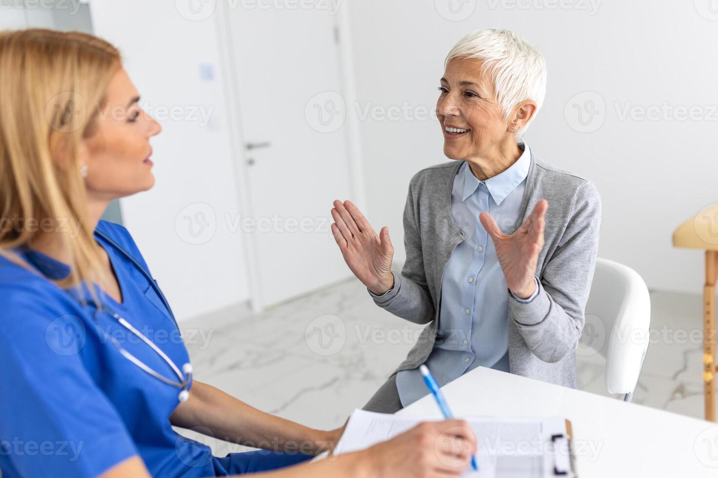 soins de santé et médical concept - médecin avec patient dans hôpital. médecin travail dans le Bureau et écoute à le patient, elle est expliquant sa symptômes, santé se soucier et assistance concept photo