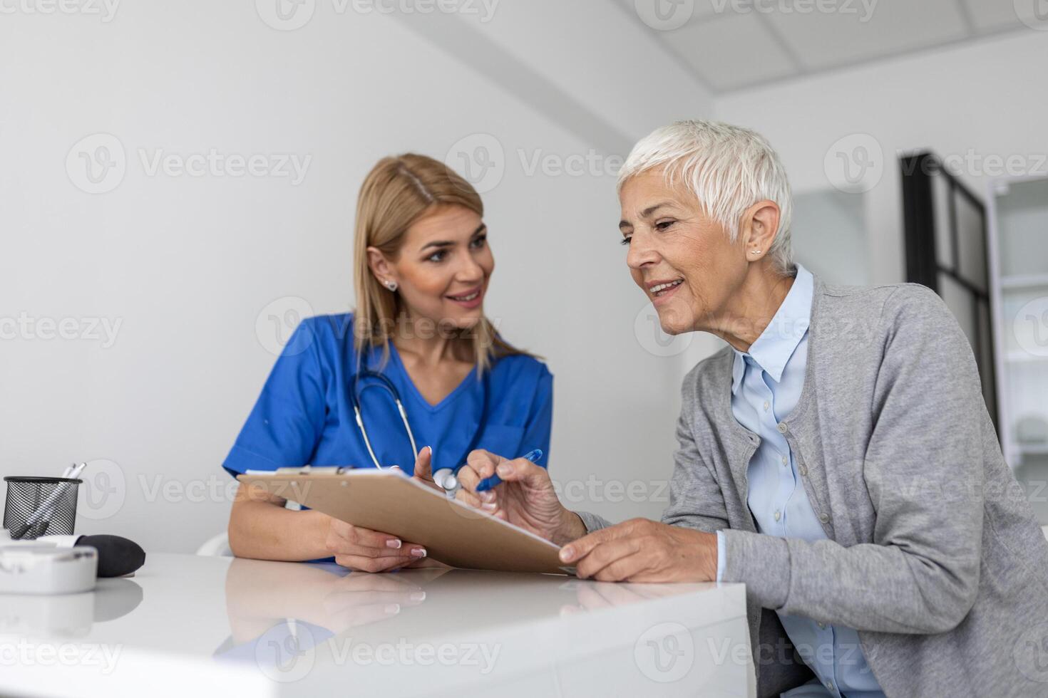 concept de soins de santé et médical - médecin avec patient à l'hôpital. médecin travaillant au bureau et écoutant le patient, elle explique ses symptômes, ses soins de santé et son concept d'assistance photo