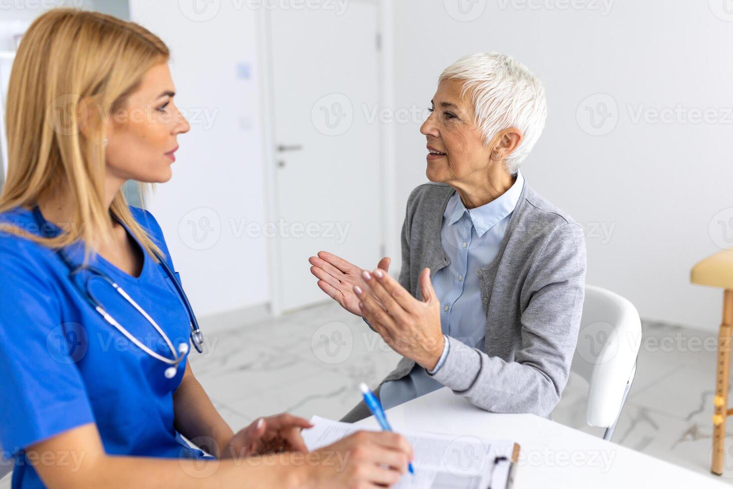 soins de santé et médical concept - médecin avec patient dans hôpital. médecin travail dans le Bureau et écoute à le patient, elle est expliquant sa symptômes, santé se soucier et assistance concept photo