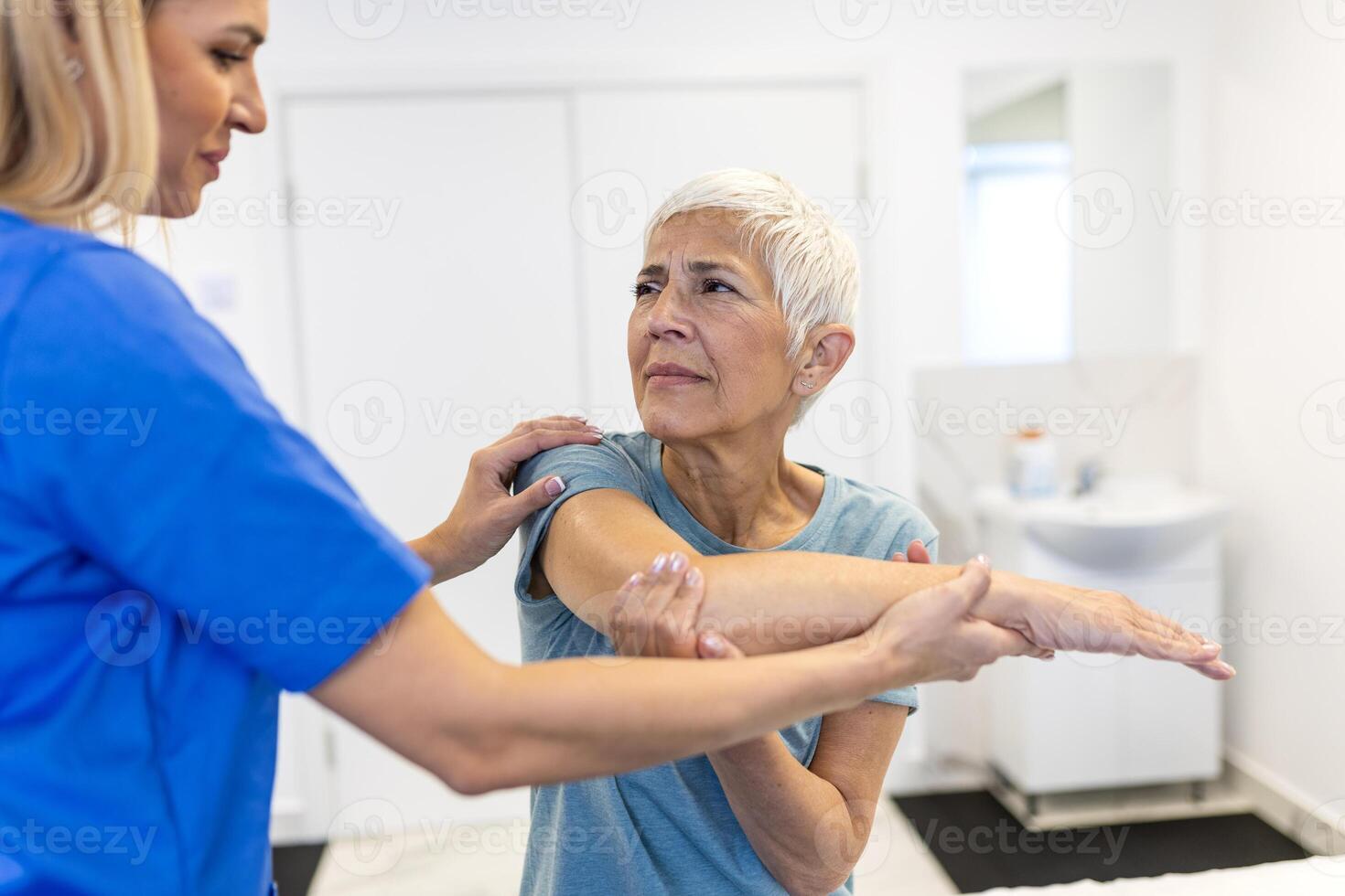 soignant portion content Sénior femme exercice à clinique. désintox pour aîné, Sénior médical se soucier. aîné femme de retour à bien Etat de santé photo