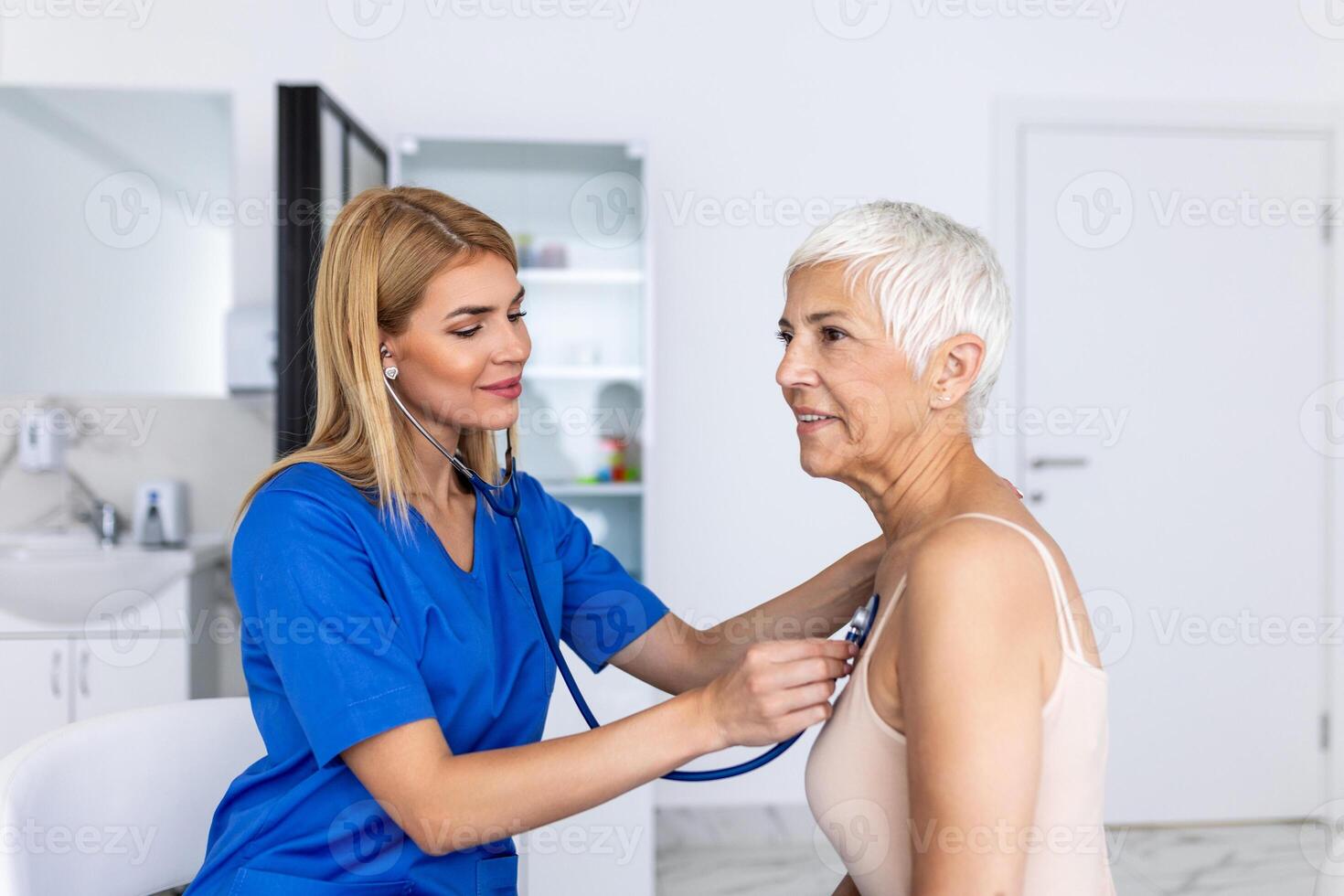 soins femelle médecin utilisation phonendoscope examiner Sénior patient cœur taux à consultation dans hôpital. femme infirmière ou gp utilisation stéthoscope Ecoutez à femme battement de coeur dans clinique. photo