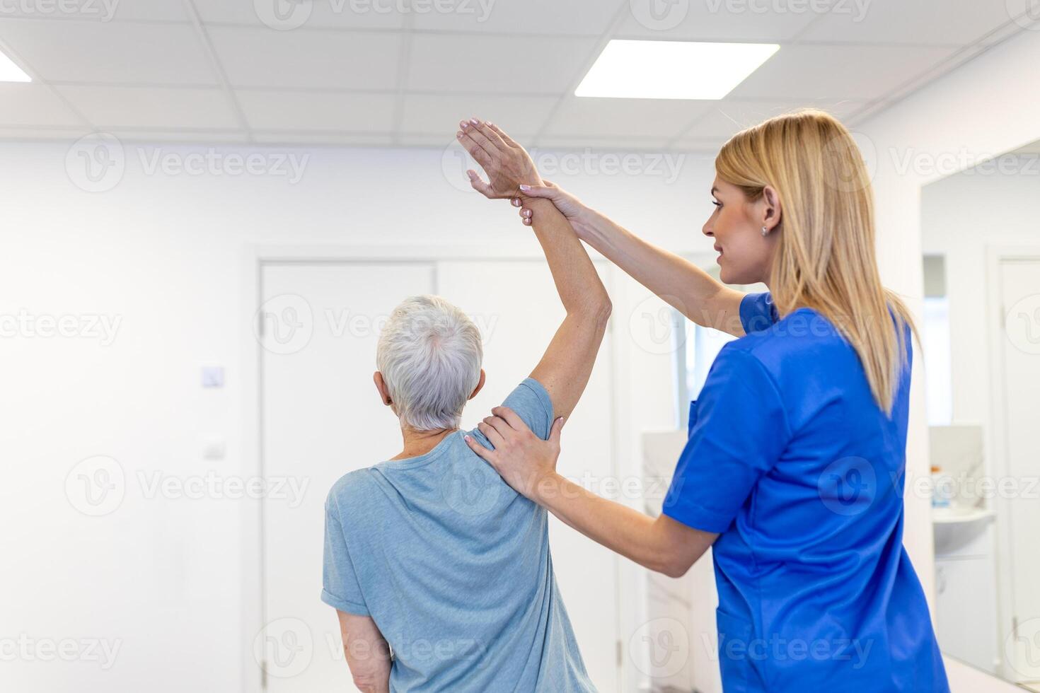 patient élongation, physiothérapeute femme et physique thérapie Aidez-moi pour muscle ou arthrite exercice dans consultant examen. physiothérapie, chiropracteur et soins de santé réhabilitation soutien de femme photo