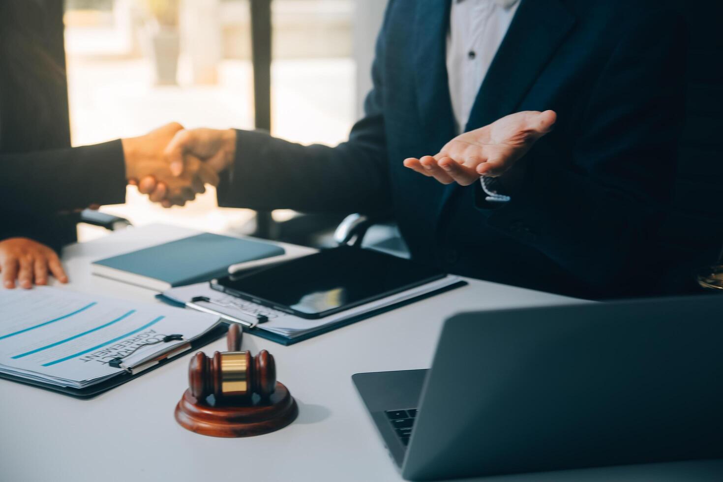 un homme d'affaires et un avocat ou un juge consultent une réunion d'équipe avec le concept de client, de droit et de services juridiques. photo