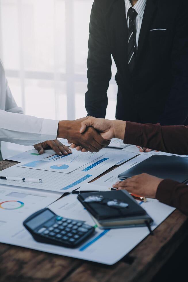 réel biens agent et les clients tremblement mains ensemble célébrer fini Contrat après à propos Accueil Assurance et investissement prêt, poignée de main et réussi accord. photo