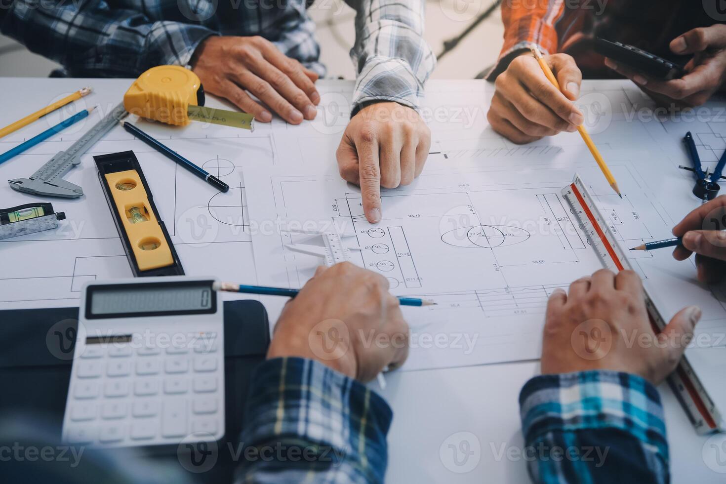 ingénieur gens réunion travail et montrer du doigt à une dessins dans Bureau pour discuter. ingénierie outils et construction concept. photo