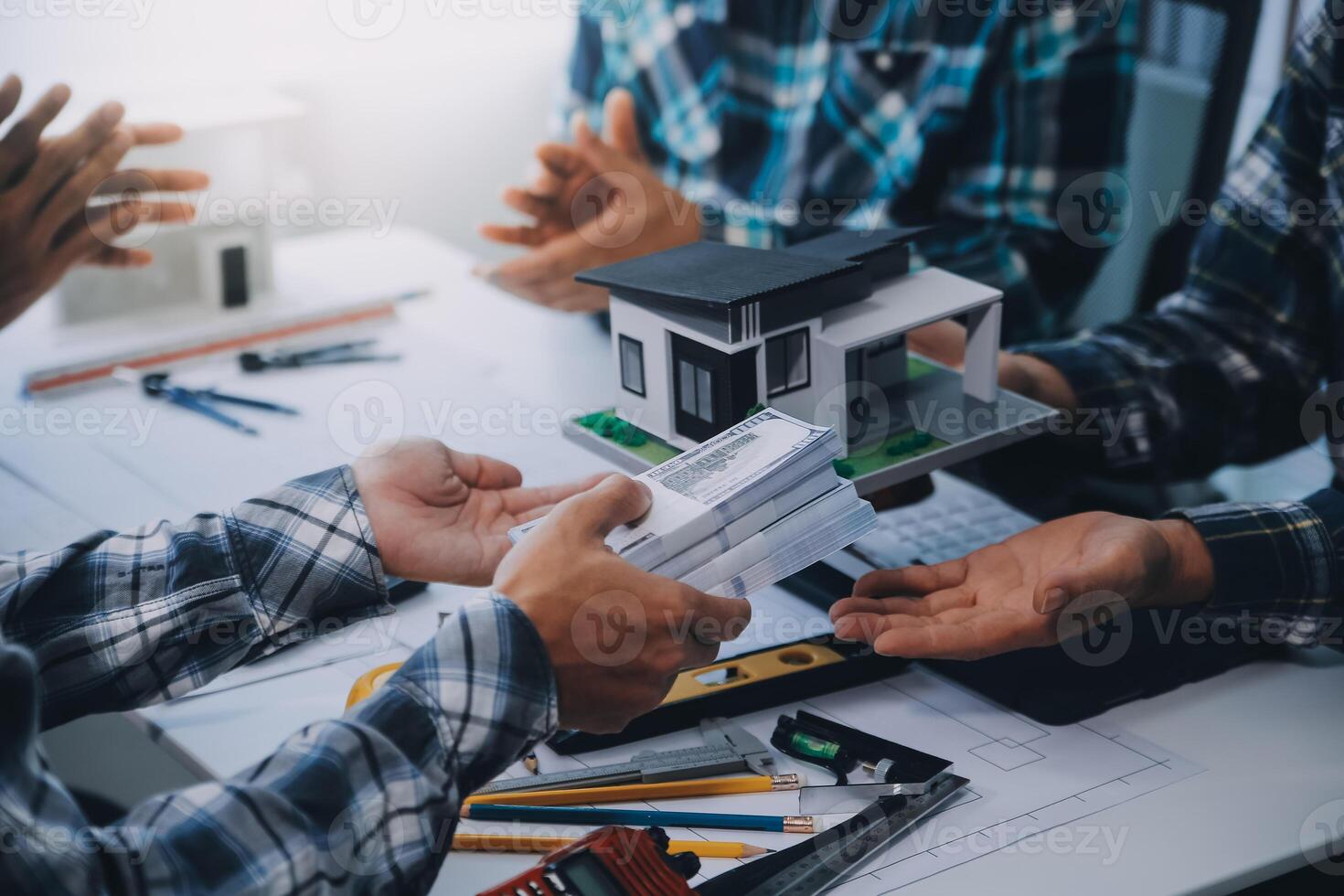 ingénieur gens réunion travail et montrer du doigt à une dessins dans Bureau pour discuter. ingénierie outils et construction concept. photo