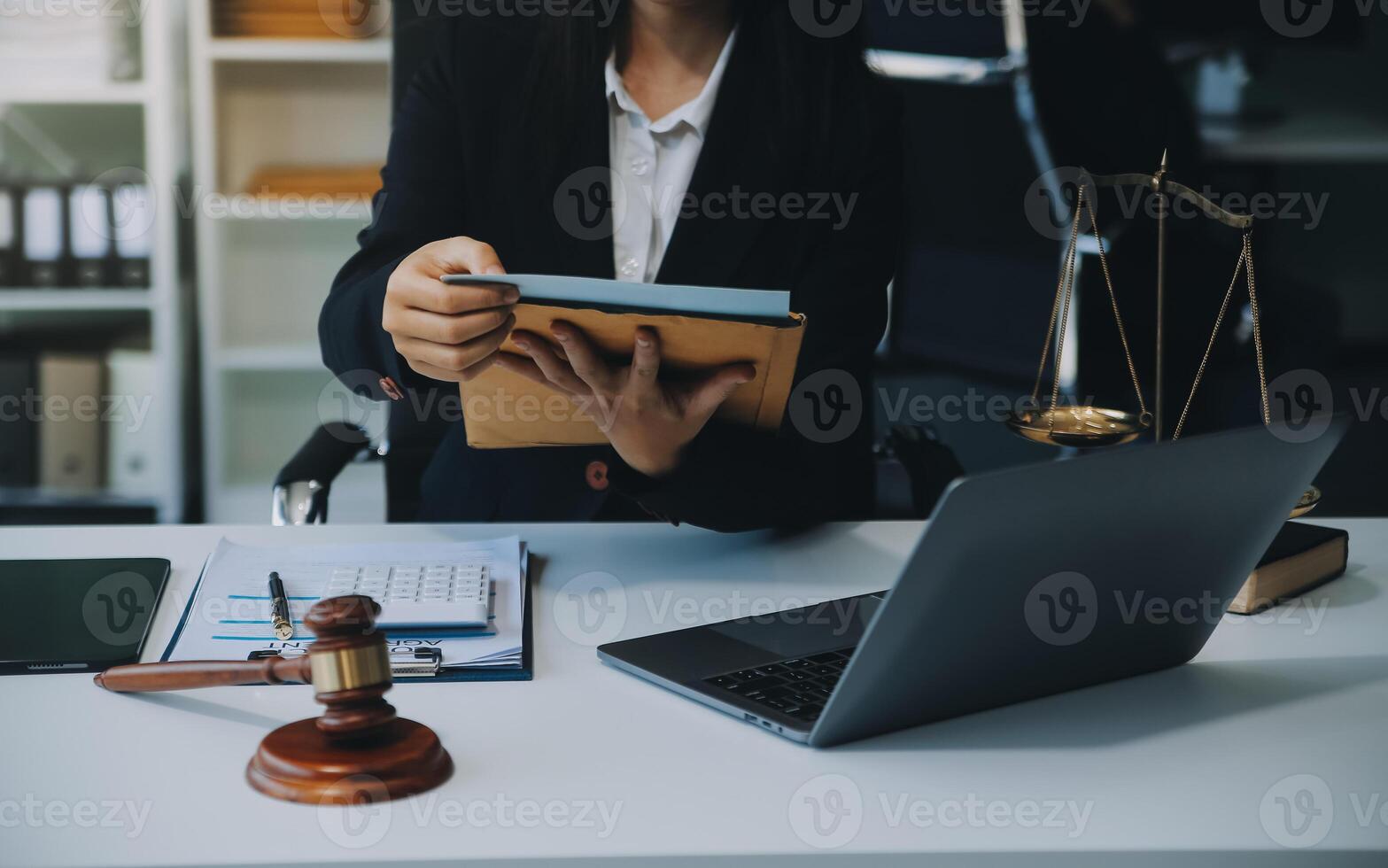 un homme d'affaires et un avocat ou un juge consultent une réunion d'équipe avec le concept de client, de droit et de services juridiques. photo