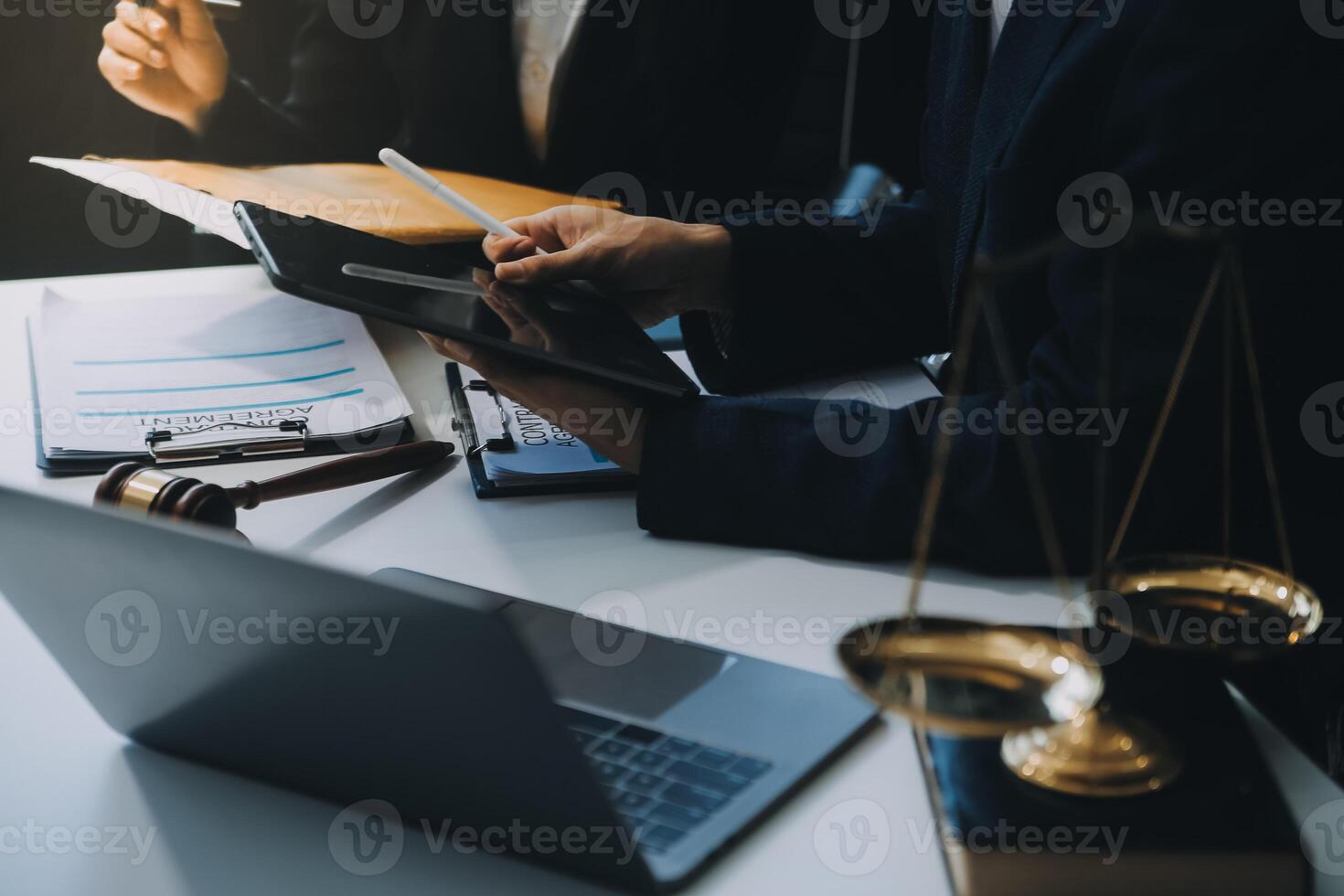 un homme d'affaires et un avocat ou un juge consultent une réunion d'équipe avec le concept de client, de droit et de services juridiques. photo