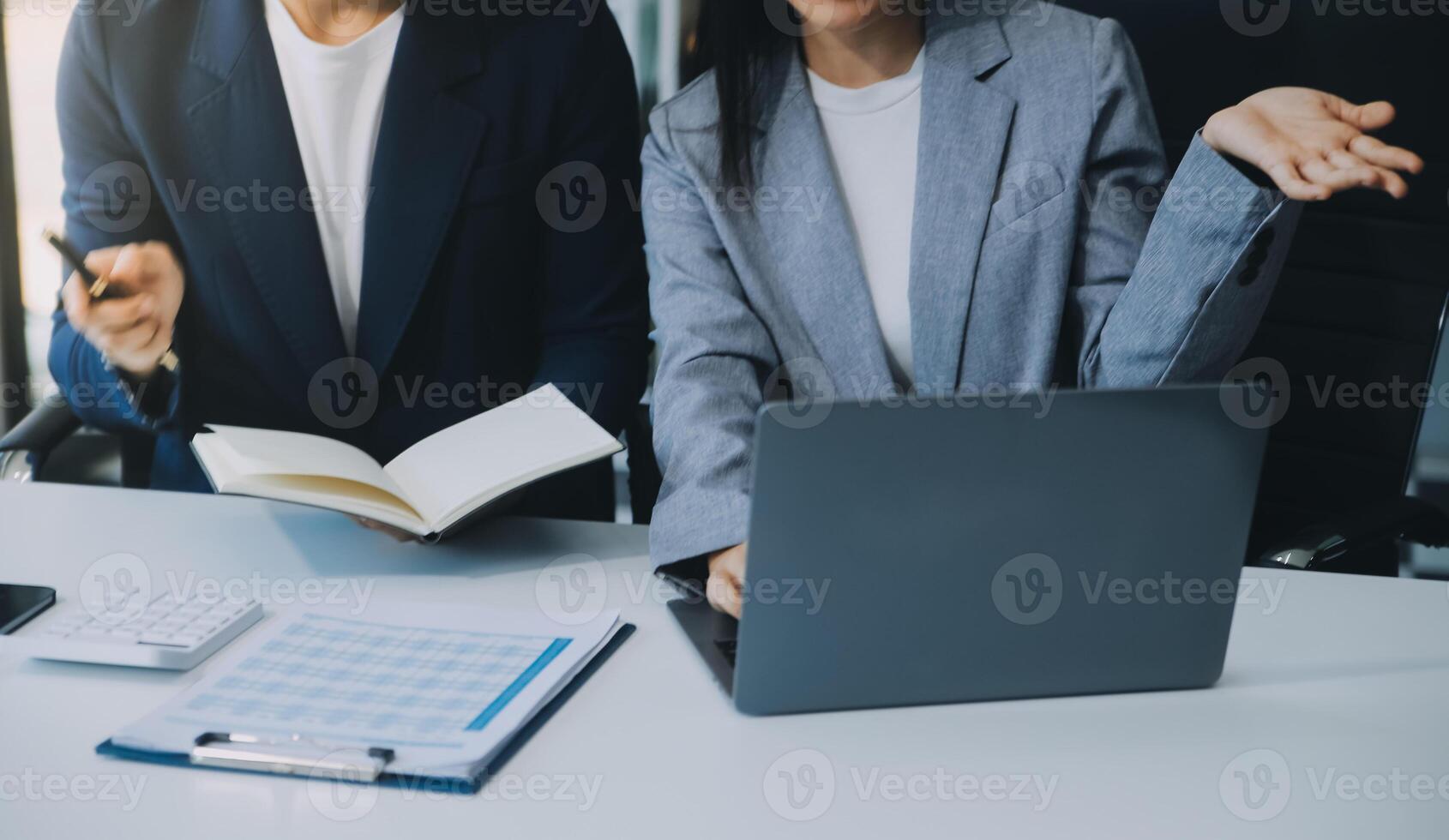 documents d'affaires, auditeur femme d'affaires vérifiant le document de recherche juridique préparer des documents ou un rapport pour analyse temps d'impôt, documents comptables données contrat partenaire traiter au bureau du lieu de travail photo