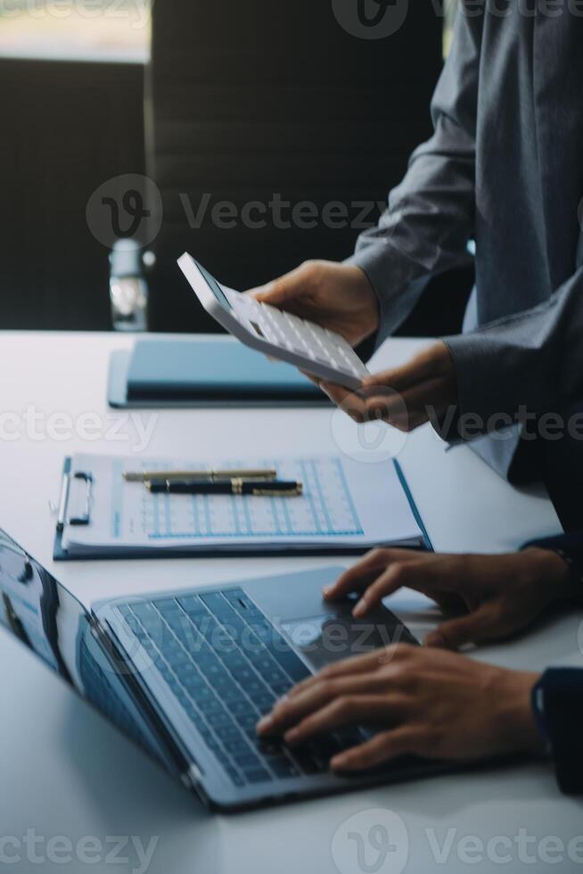 documents d'affaires, auditeur femme d'affaires vérifiant le document de recherche juridique préparer des documents ou un rapport pour analyse temps d'impôt, documents comptables données contrat partenaire traiter au bureau du lieu de travail photo