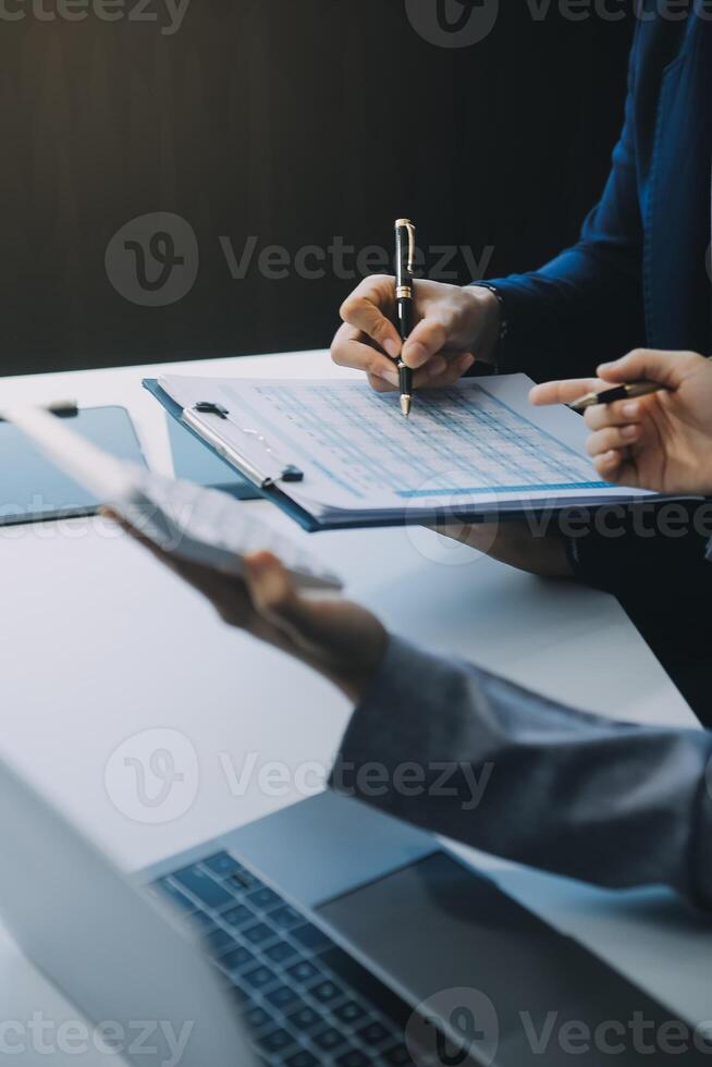 documents d'affaires, auditeur femme d'affaires vérifiant le document de recherche juridique préparer des documents ou un rapport pour analyse temps d'impôt, documents comptables données contrat partenaire traiter au bureau du lieu de travail photo