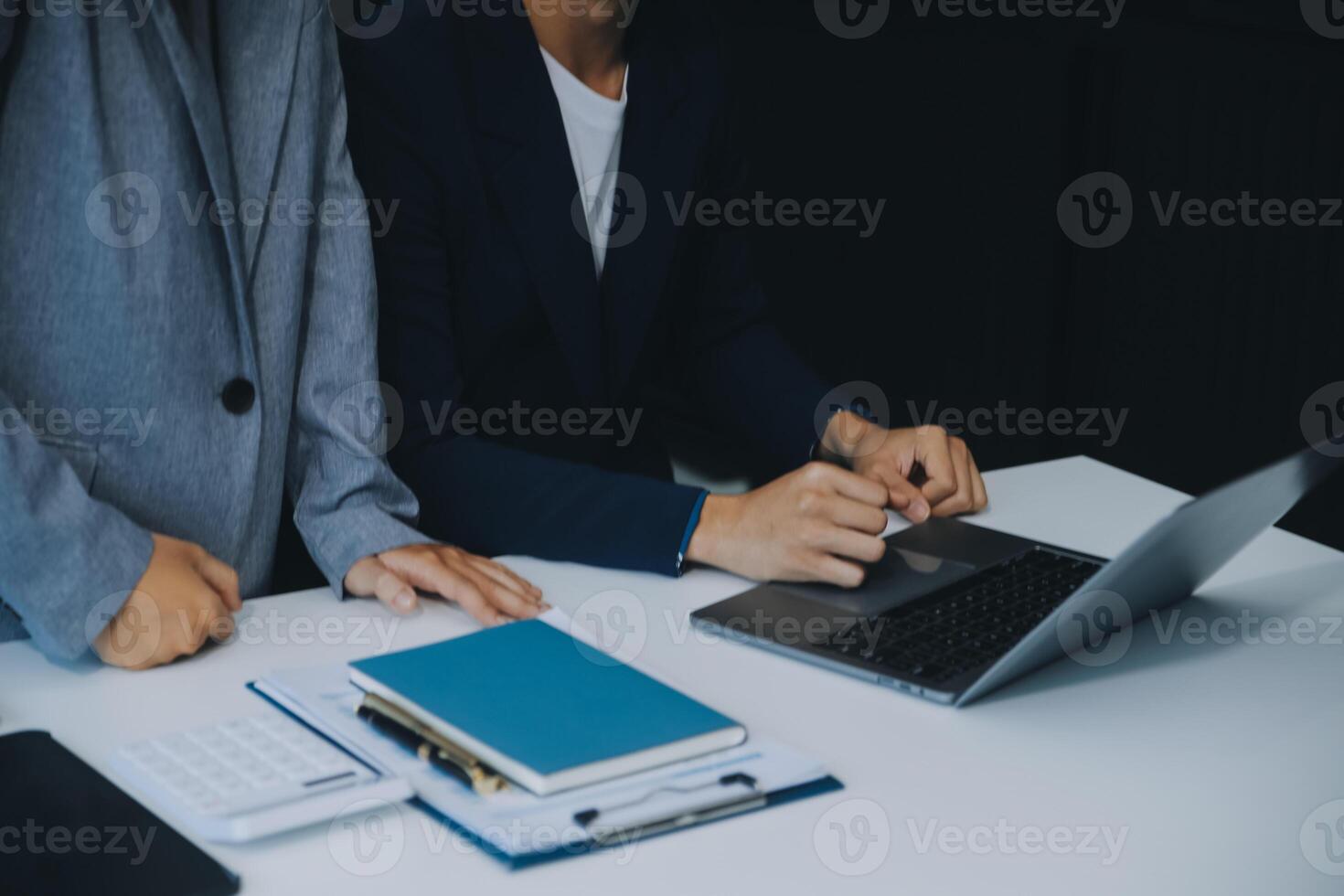 documents d'affaires, auditeur femme d'affaires vérifiant le document de recherche juridique préparer des documents ou un rapport pour analyse temps d'impôt, documents comptables données contrat partenaire traiter au bureau du lieu de travail photo