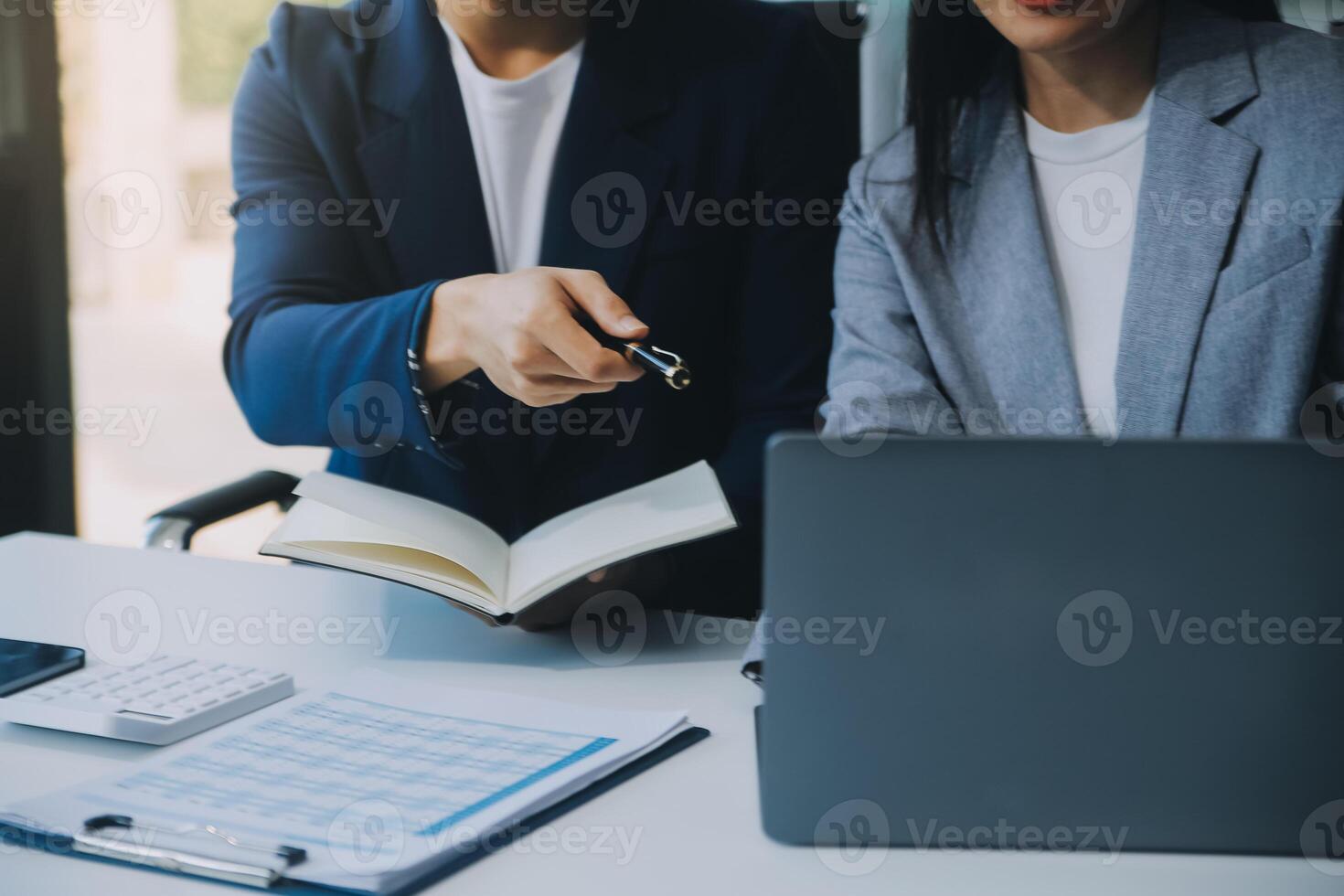 documents d'affaires, auditeur femme d'affaires vérifiant le document de recherche juridique préparer des documents ou un rapport pour analyse temps d'impôt, documents comptables données contrat partenaire traiter au bureau du lieu de travail photo