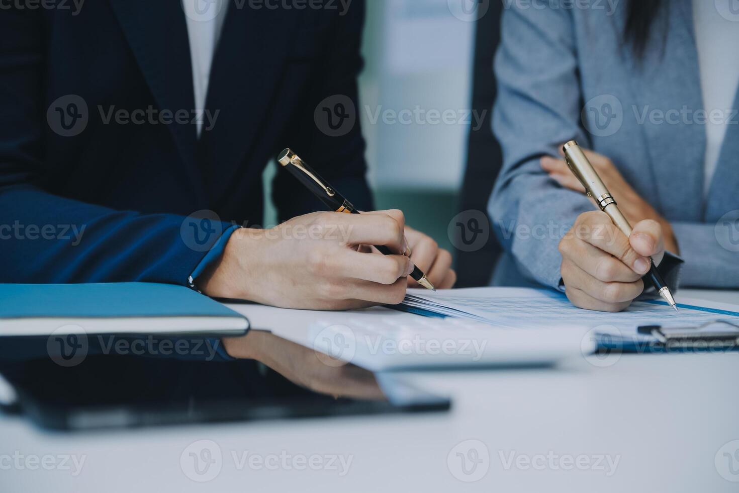 documents d'affaires, auditeur femme d'affaires vérifiant le document de recherche juridique préparer des documents ou un rapport pour analyse temps d'impôt, documents comptables données contrat partenaire traiter au bureau du lieu de travail photo