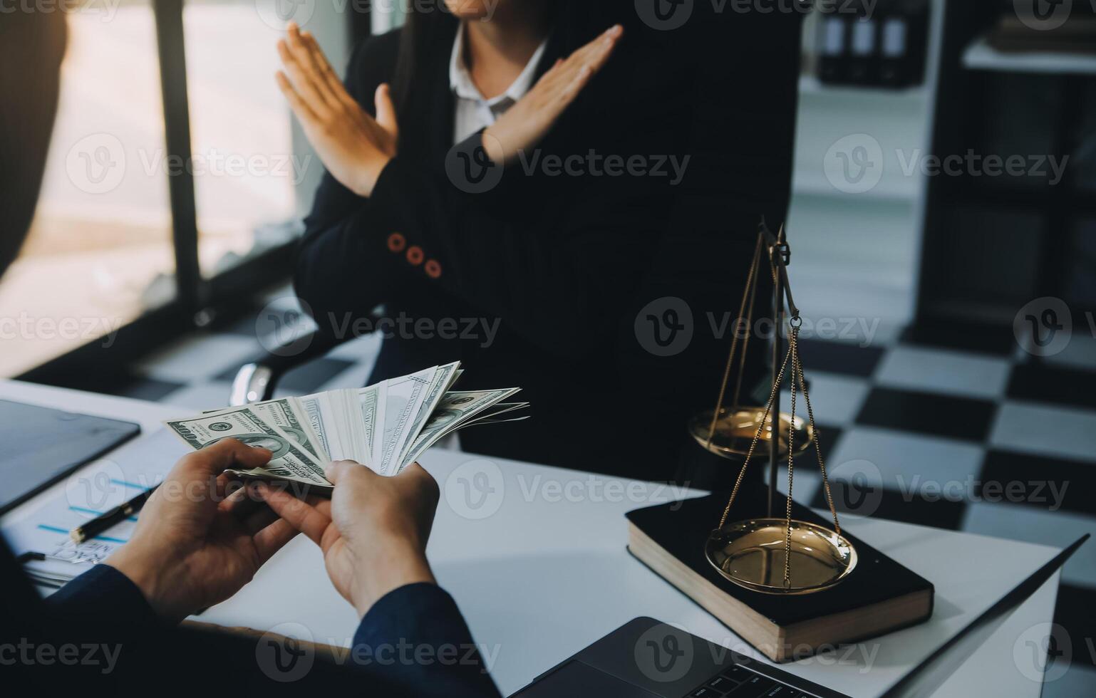 un homme d'affaires et un avocat ou un juge consultent une réunion d'équipe avec le concept de client, de droit et de services juridiques. photo