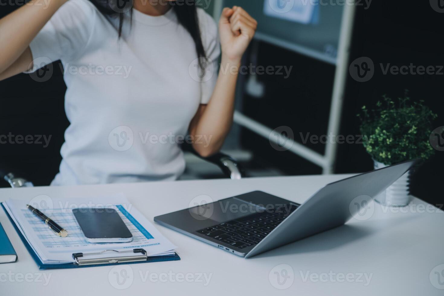 documents d'affaires, auditeur femme d'affaires vérifiant le document de recherche juridique préparer des documents ou un rapport pour analyse temps d'impôt, documents comptables données contrat partenaire traiter au bureau du lieu de travail photo