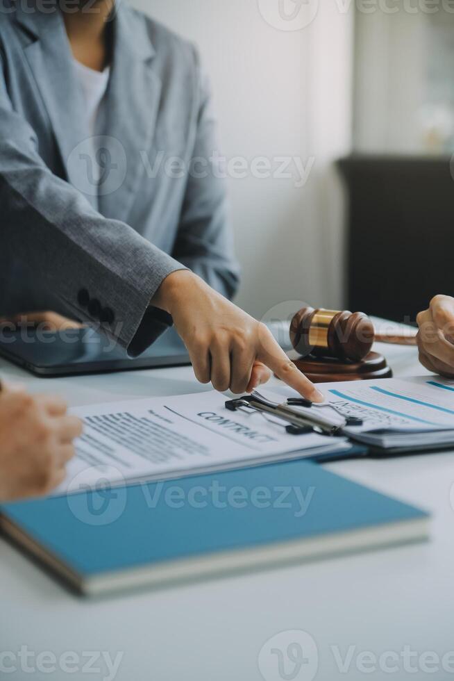 homme d'affaires et avocat discutent du document contractuel. traité de la loi. signer un contrat commercial. photo