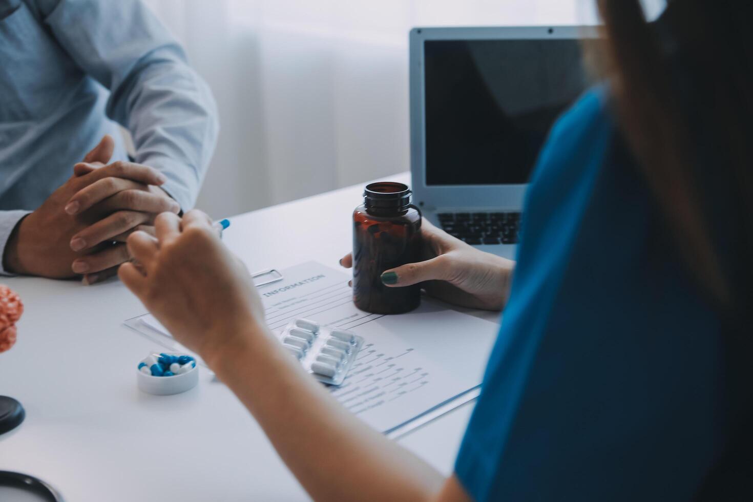 médecin expliquant cerveau les fonctions à patient sur modèle dans bureau. photo