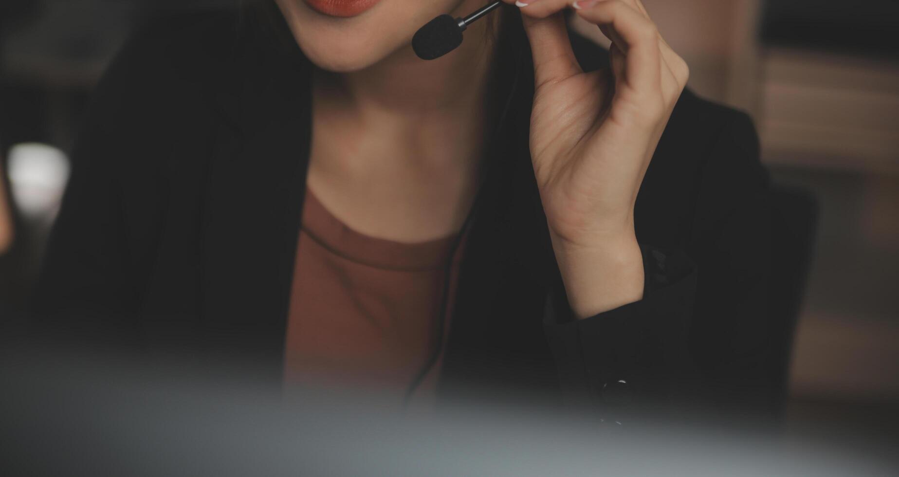 Jeune femme travail dans appel centre, entouré par collègues photo