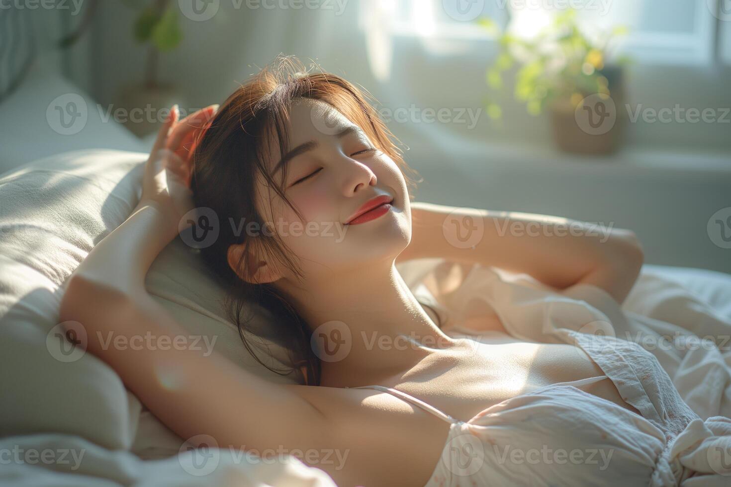 ai généré magnifique Jeune asiatique femme réveiller en haut dans le Matin avec lumière du soleil photo