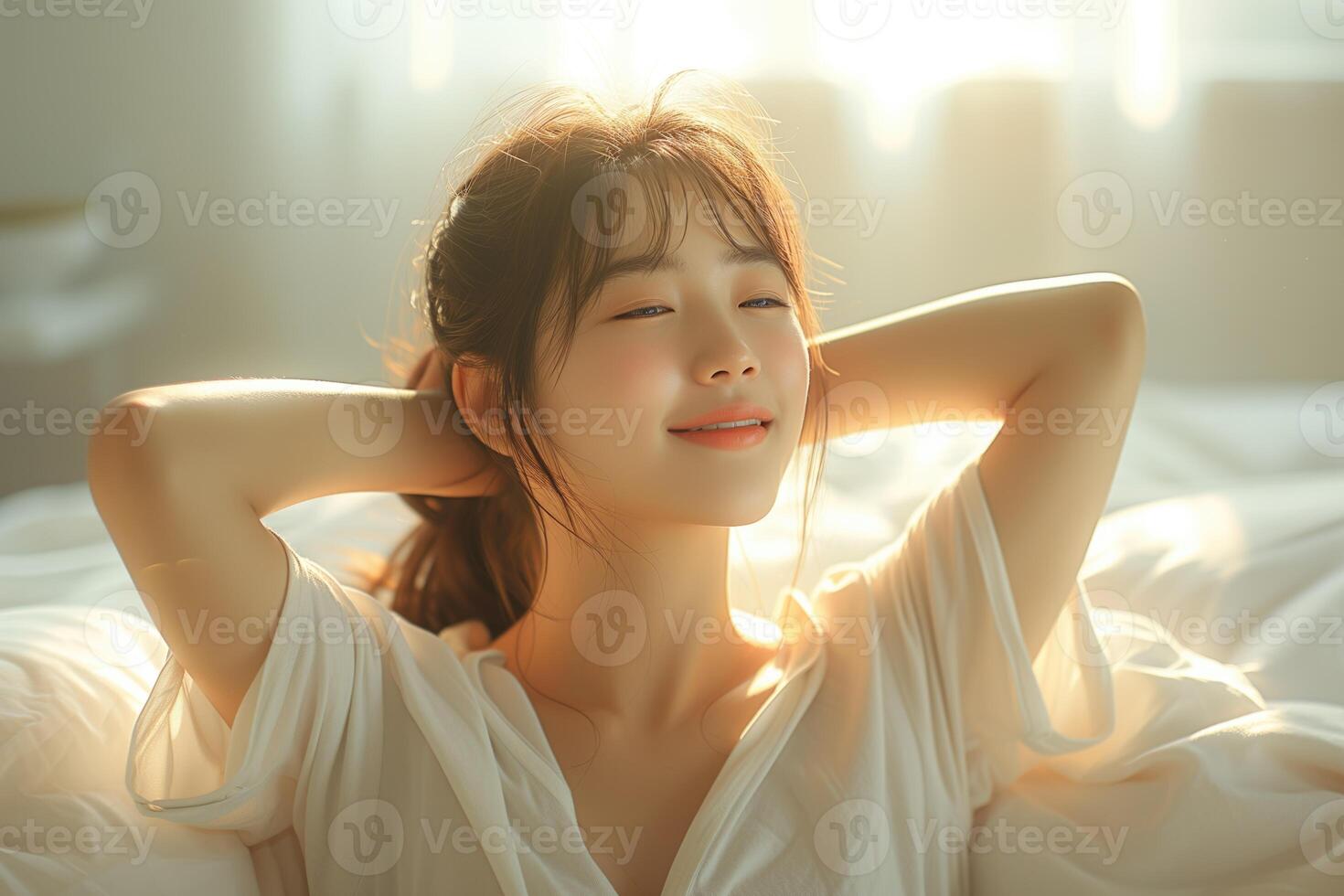 ai généré magnifique Jeune asiatique femme réveiller en haut dans le Matin avec lumière du soleil photo