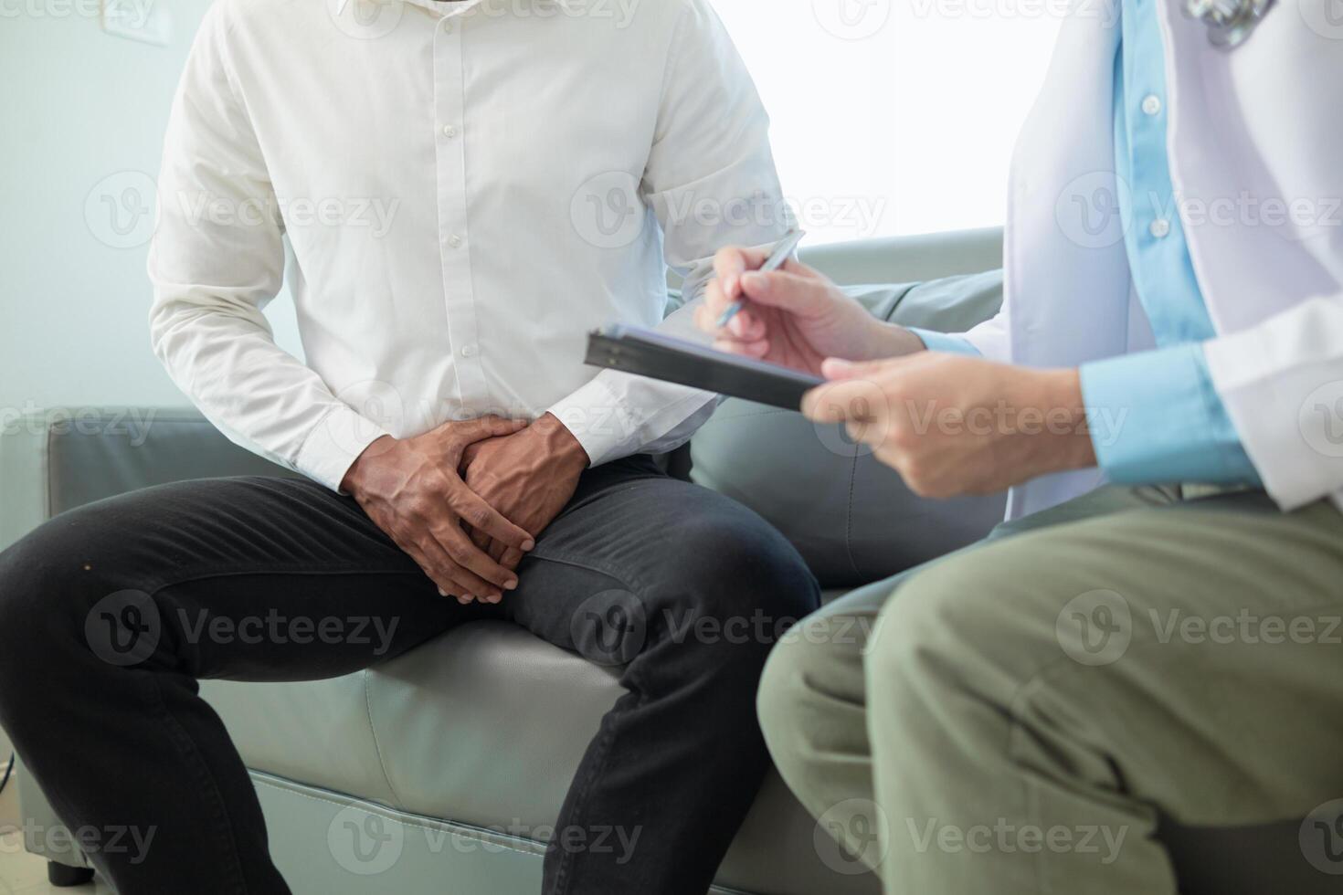 Jeune homme se rencontre avec médecin pour vérification le sien sexuel performance a été altéré et médecins examiné le sien symptômes et découvert cette il avait soupçonné tumeur croissance à l'intérieur le sien pénis prostate cancer photo