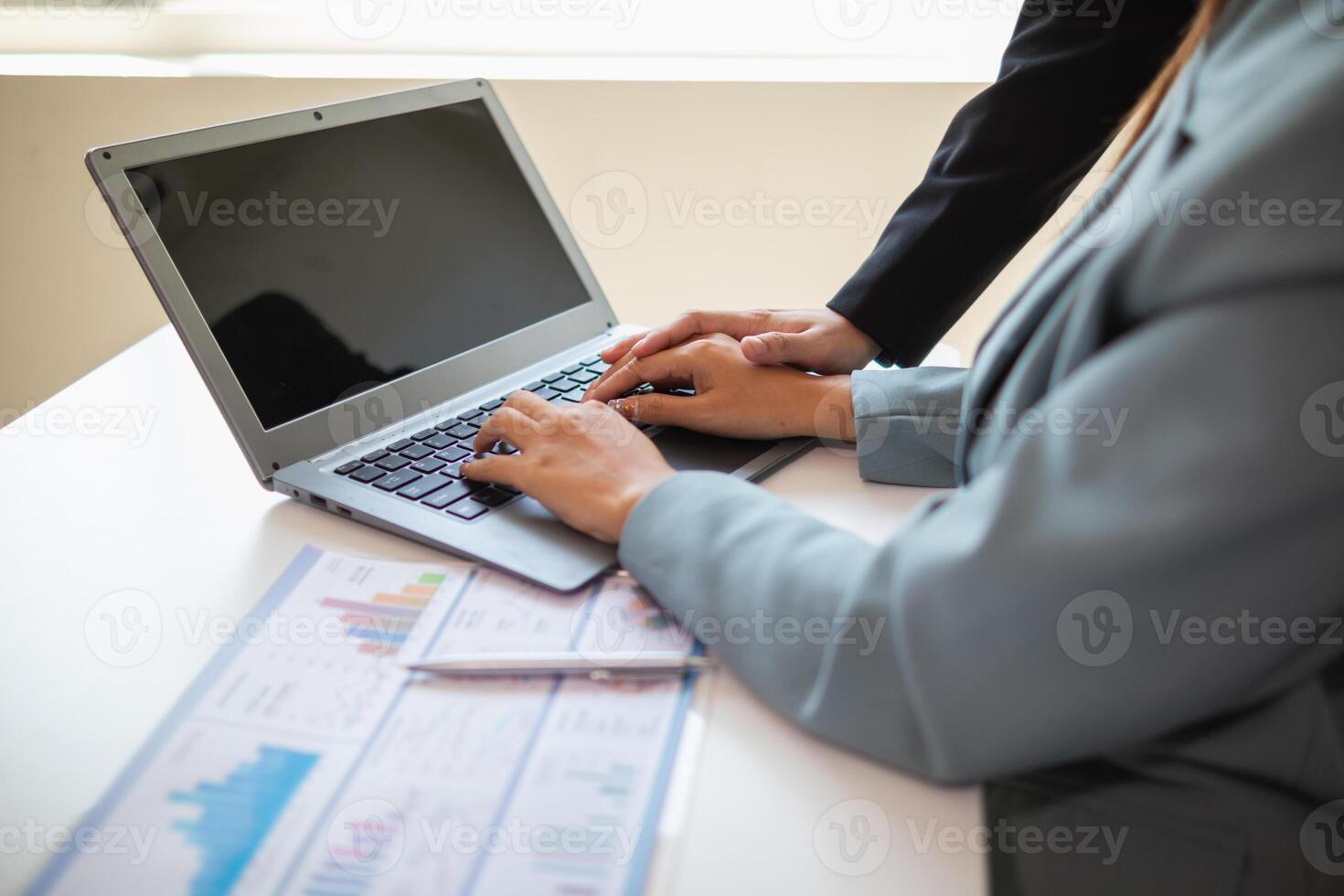 directeur est harcèlement le sien secrétaire dans Bureau après appel le sien secrétaire à discuter travail lequel est pris en considération une menaçant acte sexualité dans lieu de travail. concept anti harcèlementsexualité dans lieu de travail photo