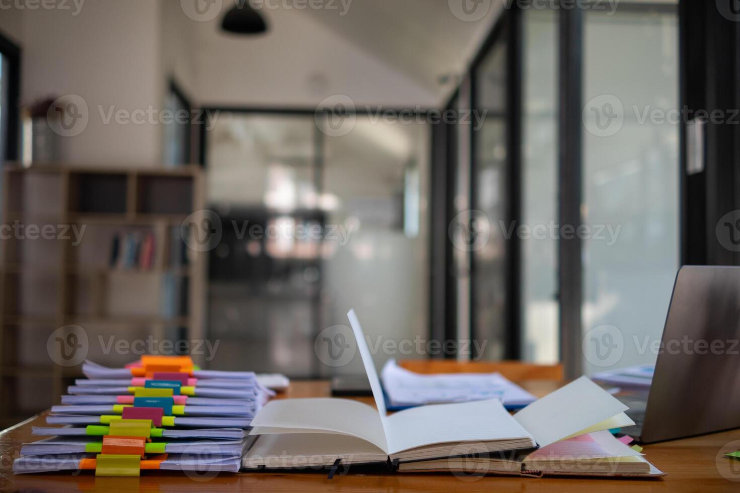 le pile de les documents sur le secrétaire bureau a été préparé pour le cadres qui aurait être assister le réunion. nombreuses les documents étaient empilés sur le secrétaire bureau prêt pour le participants. photo