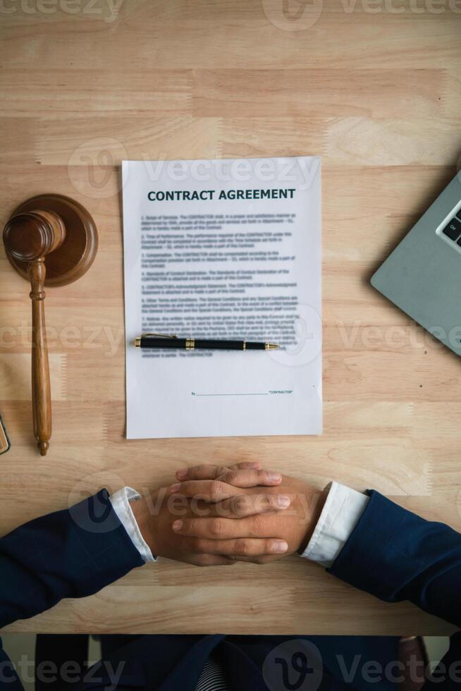 Contrat a été mis sur table à l'intérieur légal de l'avocat bureau, prêt pour investisseurs à signe le Contrat à louer une équipe de avocats à fournir légal Conseil pour leur investissement. légal consultant concept photo