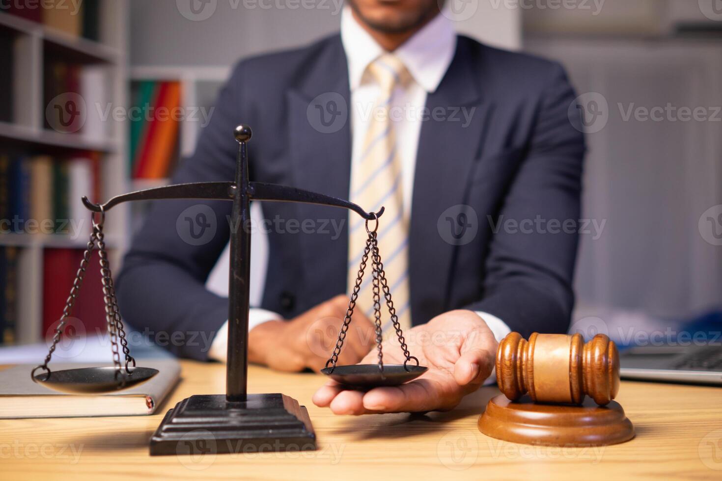 laiton Balance sont mis sur avocats bureaux dans légal Conseil des bureaux comme une symbole de justice et intégrité dans le haute tribunal décision fabrication. laiton Balance étaient utilisé comme une symbole de honnêteté et justice. photo