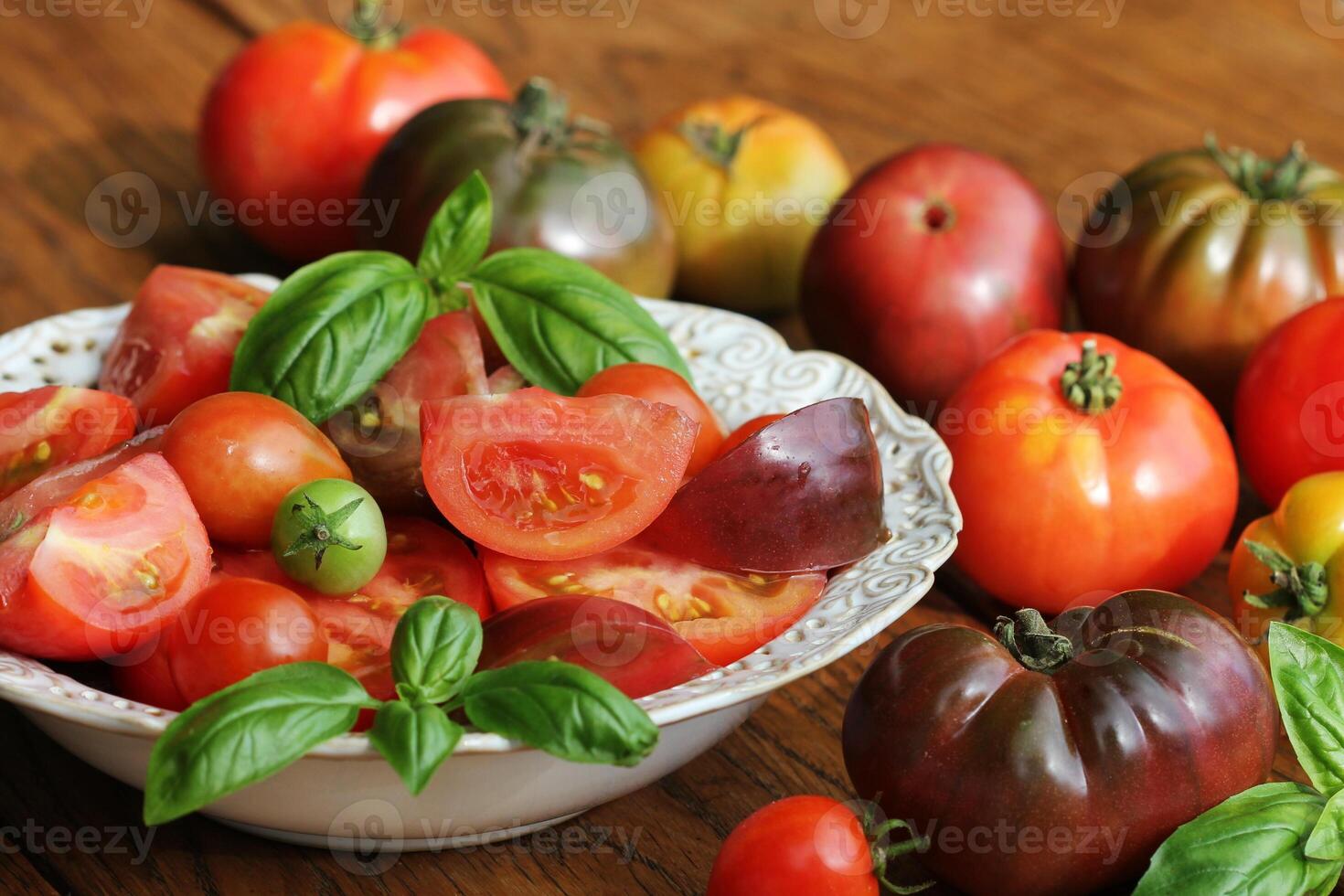 coloré tomates salade avec basilic et balsamique le vinaigre sur en bois rustique Contexte photo