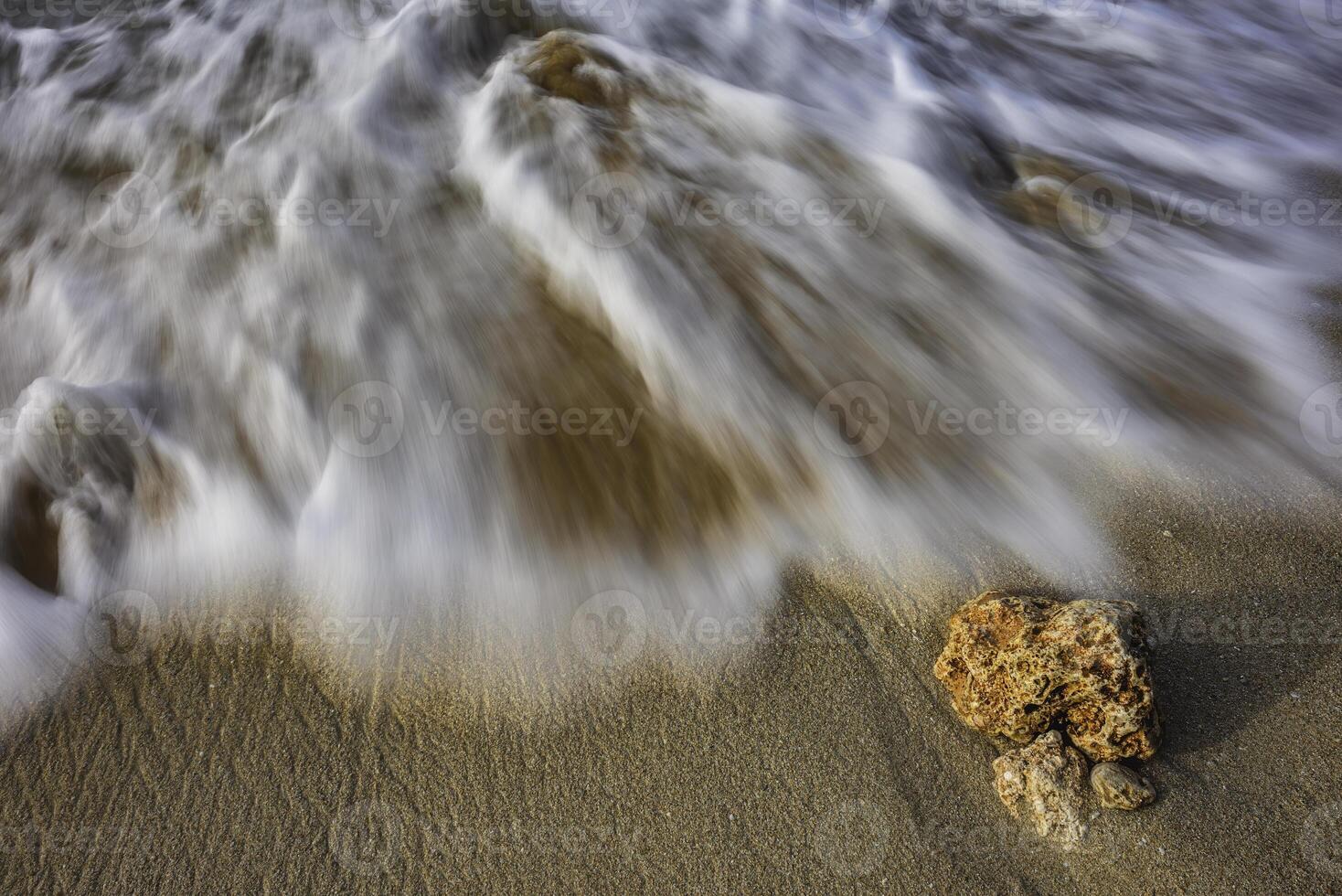 pierre de corail sur la plage de la mer photo