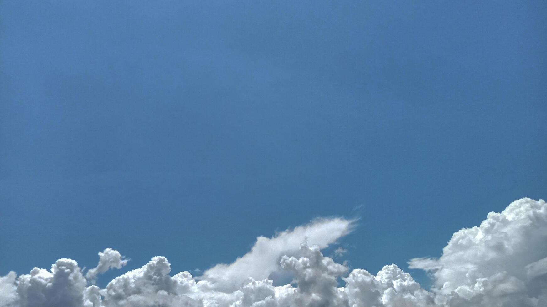 des nuages sont foncé blanc lorsque vu dans une clair ciel photo