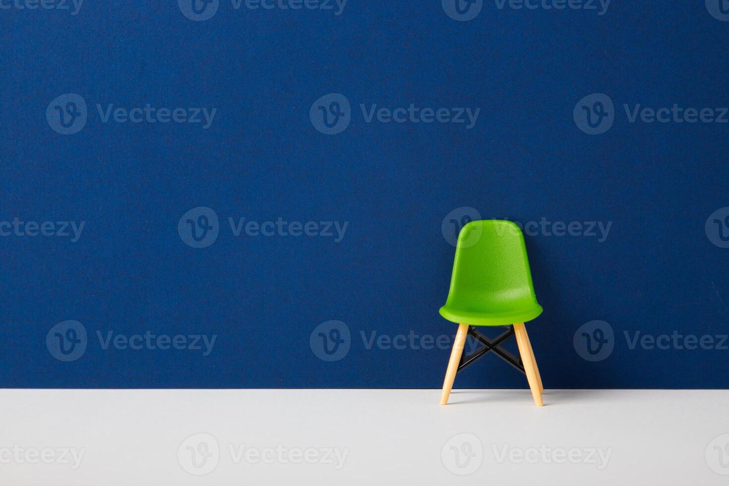 vert chaise contre une bleu mur. affaires concept photo