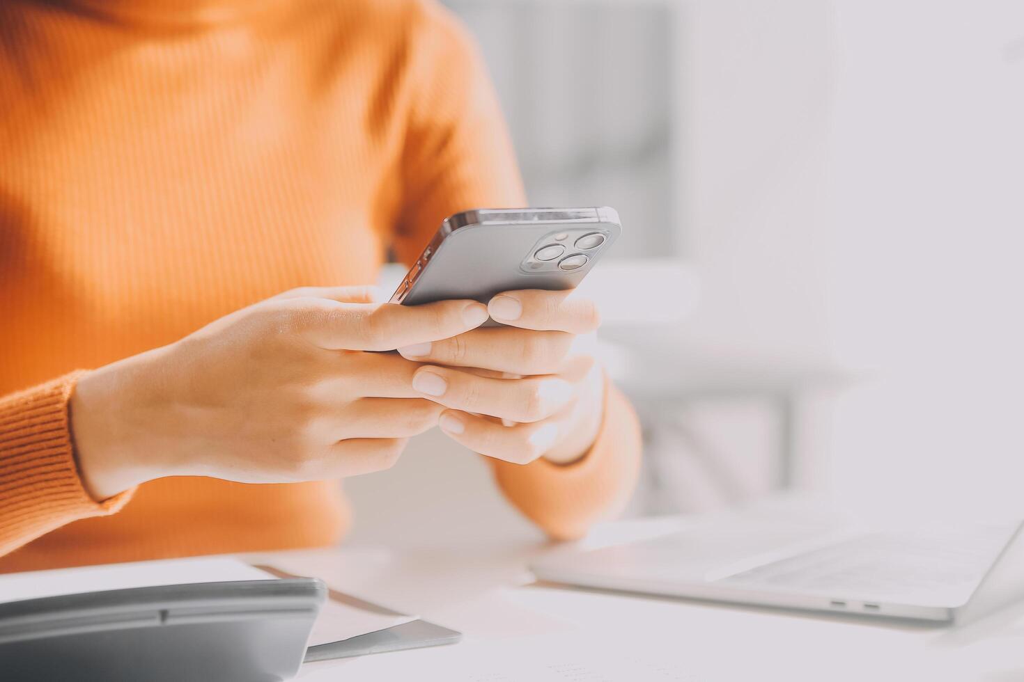 femme d'affaires asiatique utilisant un ordinateur portable et travaillant au bureau avec un document de calculatrice sur le bureau, faisant la planification en analysant le rapport financier, l'investissement dans le plan d'affaires, le concept d'analyse financière. photo