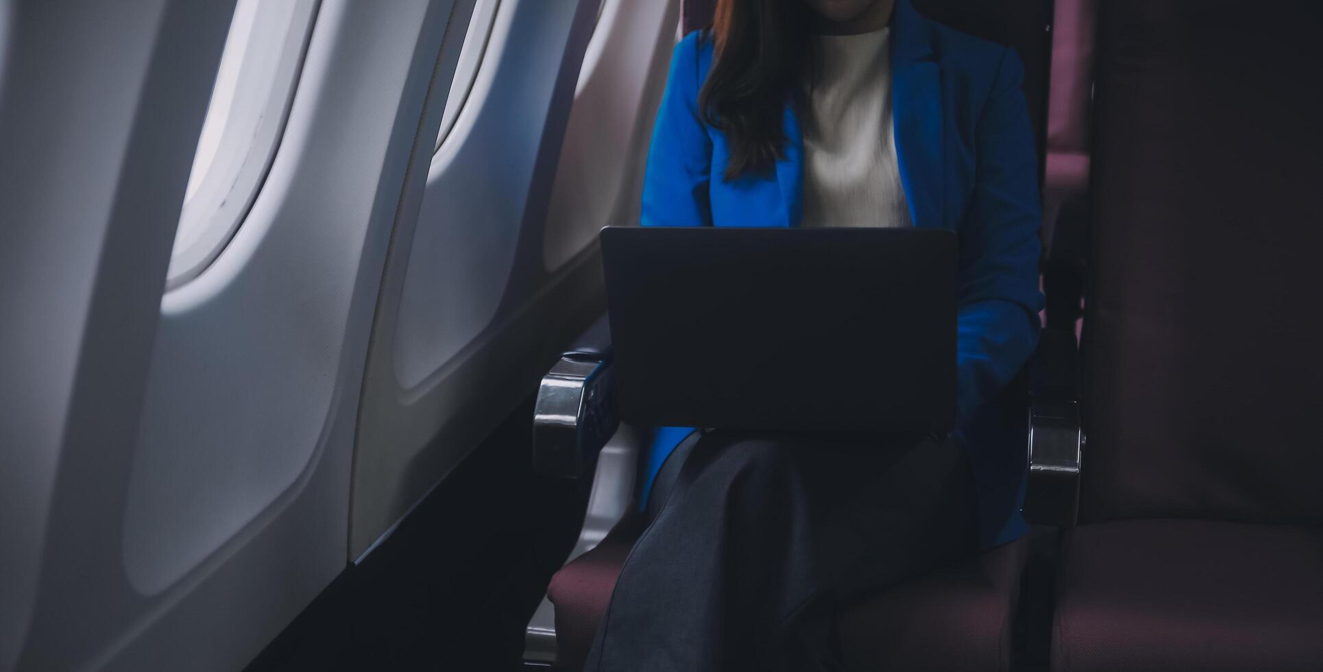 en utilisant mobile et ordinateur portable, réfléchi asiatique gens femelle la personne à bord, avion fenêtre, à la perfection Capturer le anticipation et excitation de vacances Voyage. Chinois, Japonais personnes. photo