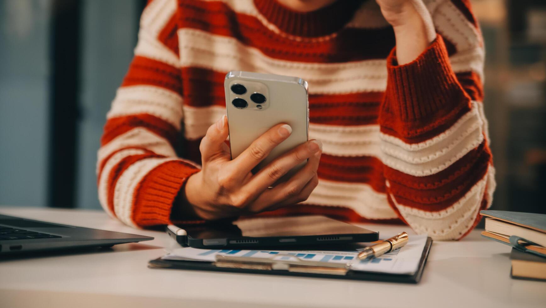 réunion du directeur financier discutant des statistiques financières sur le succès du projet de croissance de l'entreprise, investisseur professionnel travaillant sur un projet de démarrage pour un plan stratégique avec document, ordinateur portable et tablette numérique. photo