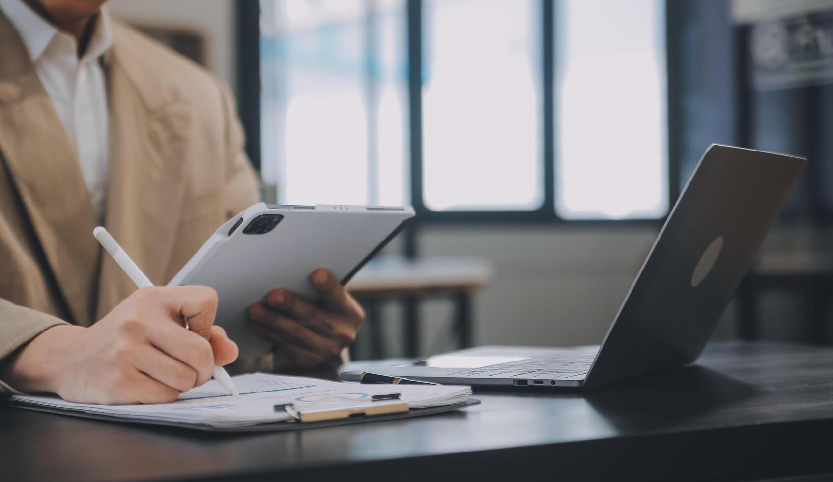 entrepreneur asiatique homme d'affaires et femme d'affaires discutant d'un nouveau projet d'entreprise dans une tablette lors d'une réunion moderne dans un bureau moderne, concept décontracté d'affaires asiatique. photo