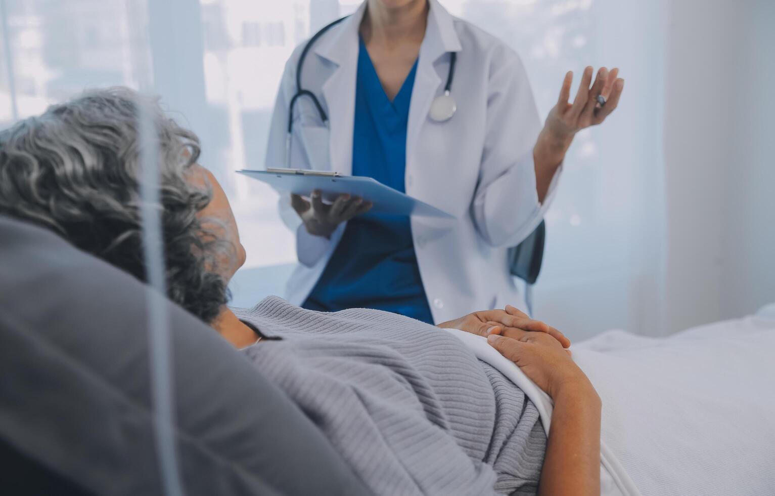 femmes asiatique médecins tenir le patient main et encourager et fournir médical Conseil tandis que vérification le patient santé dans lit. concept de se soucier et compassion, prénatale se soucier, menacé Avortement photo