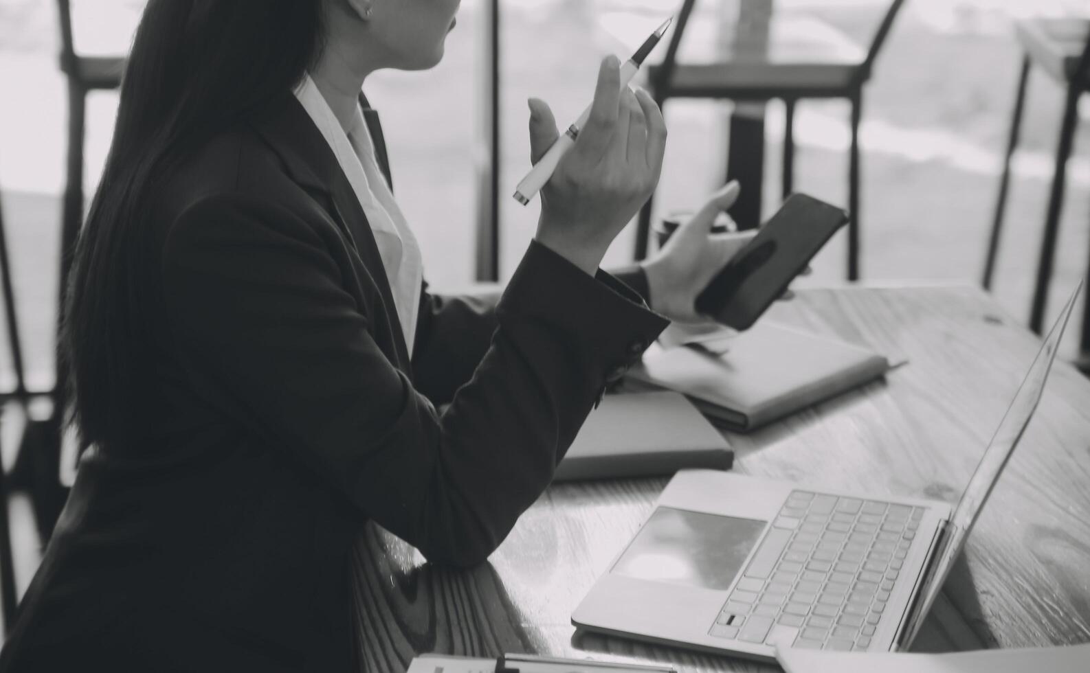 les femmes asiatiques sont stressées en travaillant sur un ordinateur portable, une femme d'affaires asiatique fatiguée avec des maux de tête au bureau, se sentant malade au travail, copiez l'espace photo