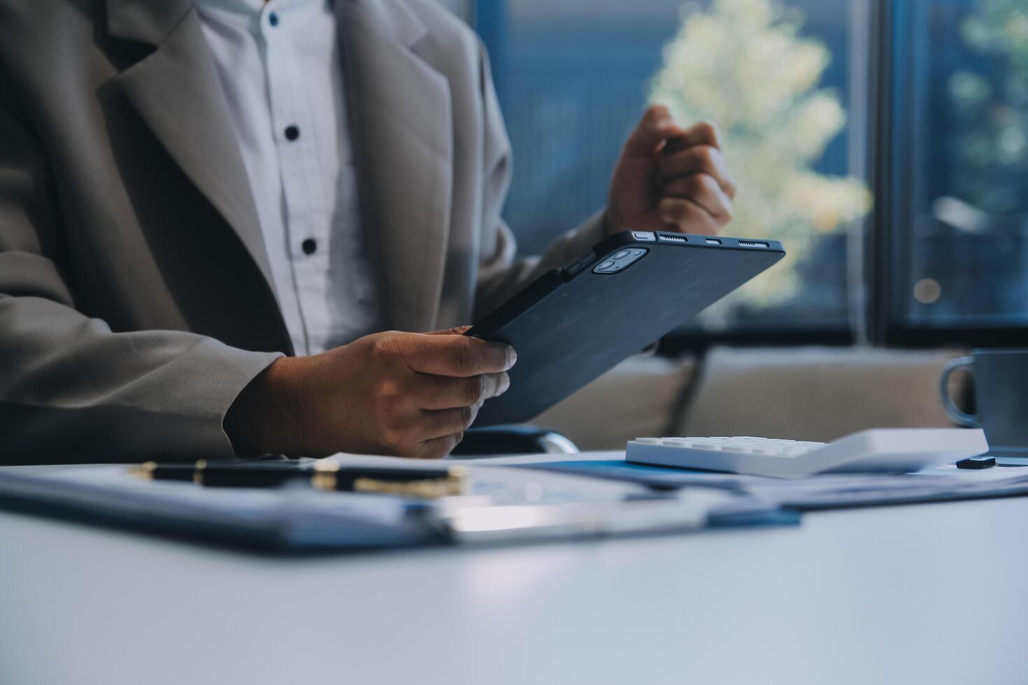 bureau, tablette et affaires homme content pour positif financier des économies, la finance budget rapport ou administration retour. croissance analytique, Les données une analyse la revue et la personne sourire pour recherche statistiques photo