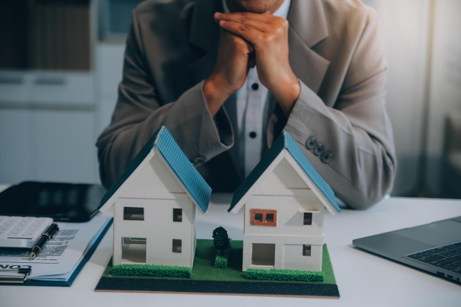 L'agent immobilier a parlé des termes du contrat d'achat de maison et a demandé au client de signer les documents pour conclure le contrat légalement, les ventes de maisons et le concept d'assurance habitation. photo