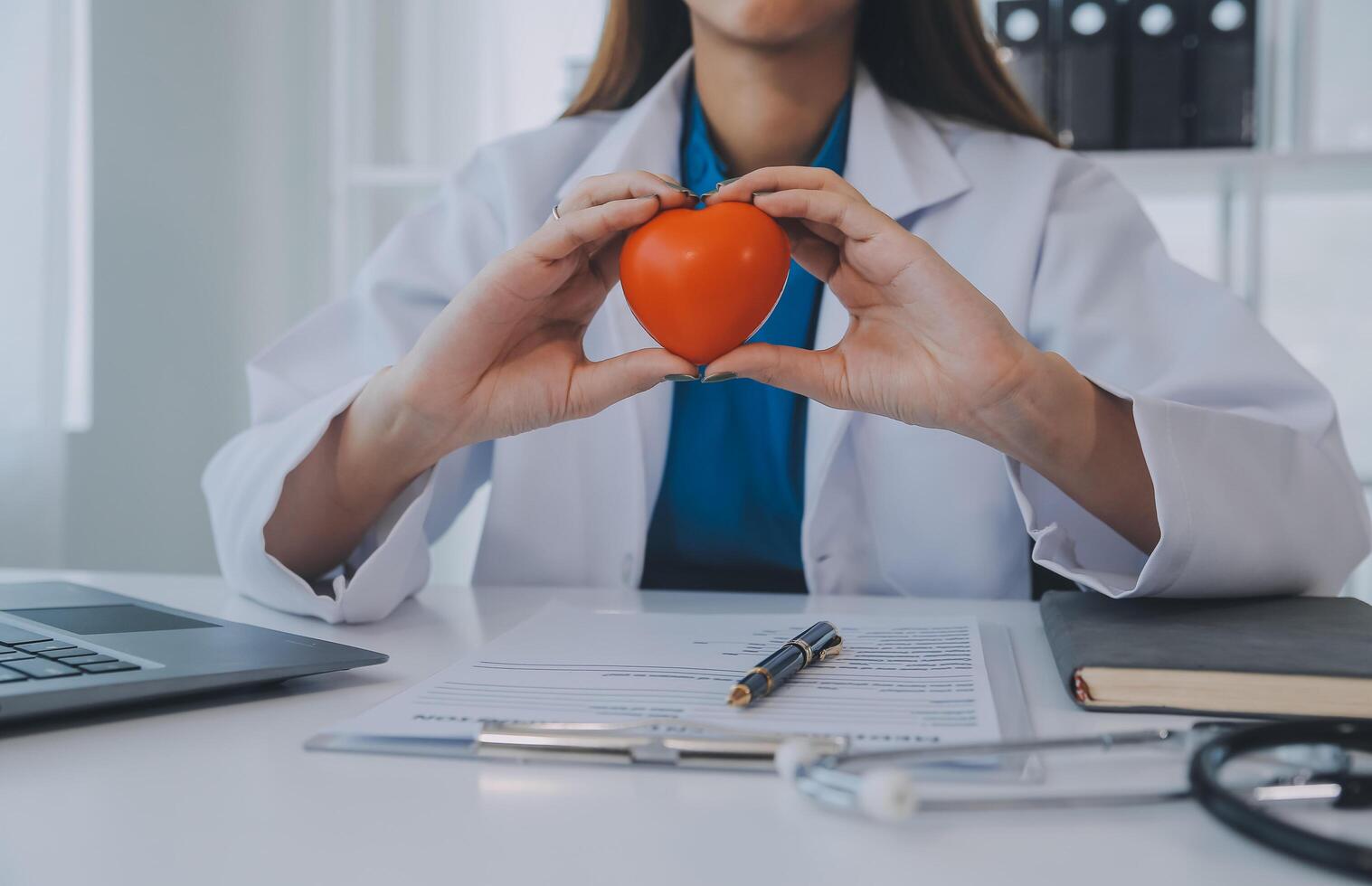 médecin expliquant cœur à personnes âgées patient. médecin expliquant le cœur modèle. médecins stylo point à une modèle de le cœur photo