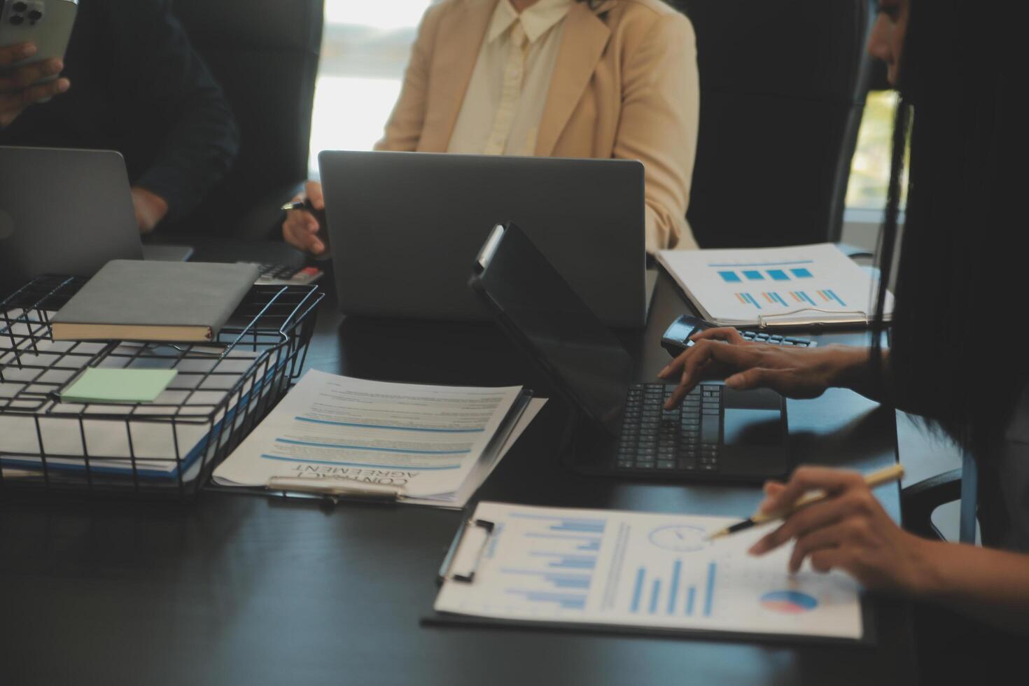 collaboration de l'équipe d'affaires discutant du travail d'analyse avec les données financières et le graphique du rapport de croissance marketing en équipe, présentation et remue-méninges pour la planification stratégique faisant profit de l'entreprise. photo