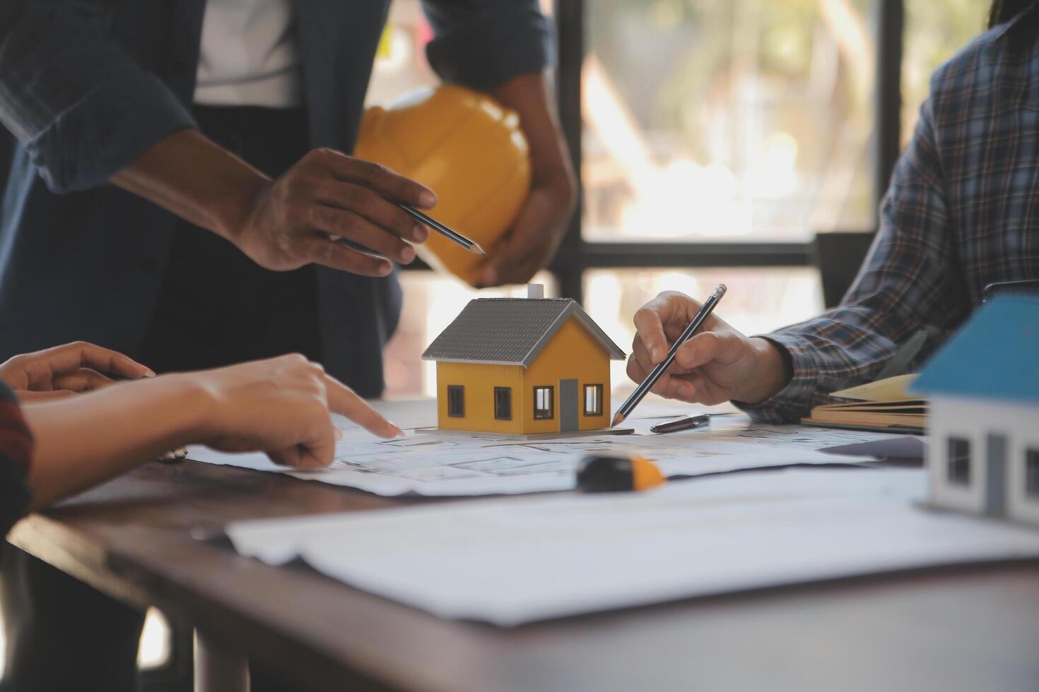 une équipe de construction ingénieurs pourparlers à gestionnaires et construction ouvriers à le construction placer. qualité inspection, travail plan, Accueil et industriel bâtiment conception projet photo