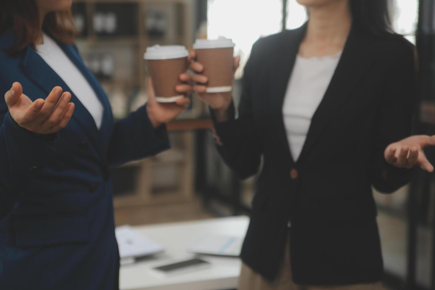 entrepreneur asiatique homme d'affaires et femme d'affaires discutant d'un nouveau projet d'entreprise dans une tablette lors d'une réunion moderne dans un bureau moderne, concept décontracté d'affaires asiatique. photo