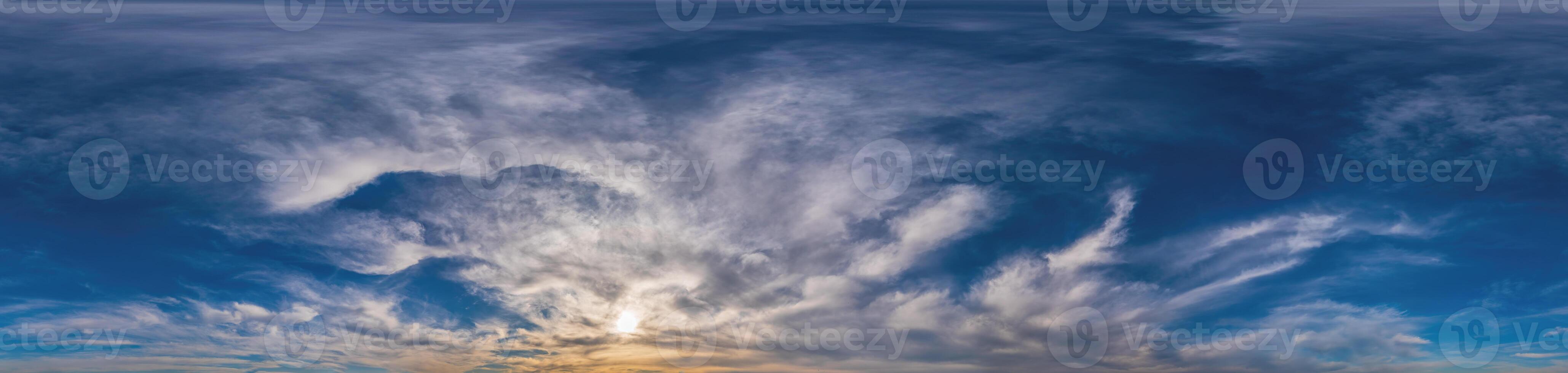 le coucher du soleil ciel panorama avec cirrus des nuages dans sans couture sphérique équirectangulaire format. Achevée zénith pour utilisation dans 3d graphique, Jeu et pour matériaux composites dans aérien drone 360 diplôme panoramas comme une ciel dôme photo