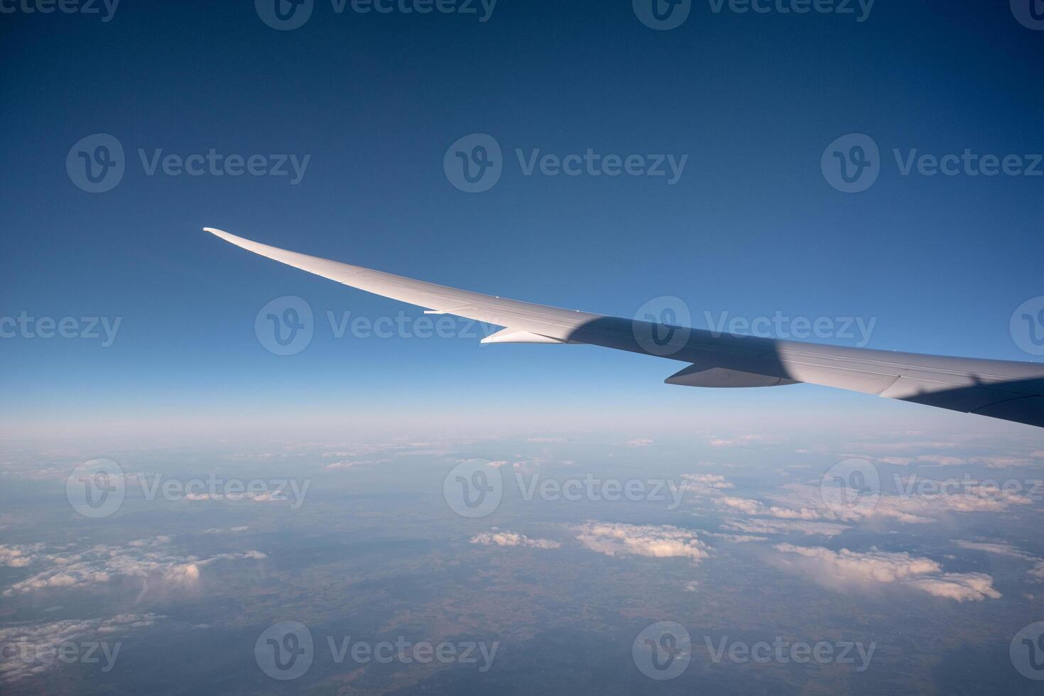 aile de avion en volant au dessus dans bleu ciel sur ensoleillé journée photo