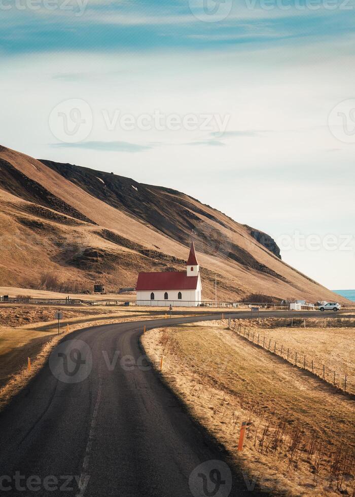 reynisfjara luthérien église avec le route sur le façon à reynisfjara plage dans l'automne à Vik, Islande photo
