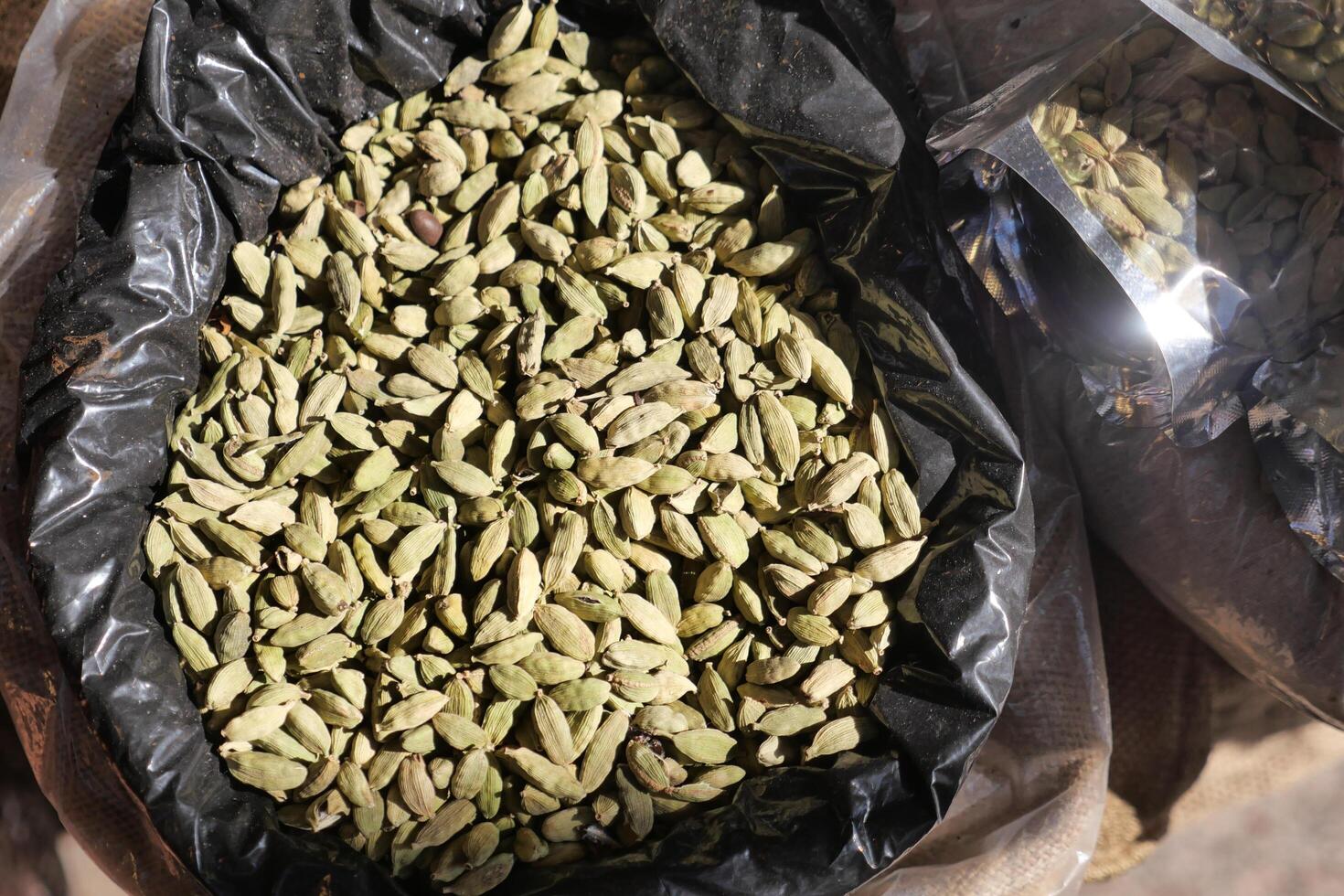 Haut vue de cardamome dans une grand boîte vente à local boutique photo